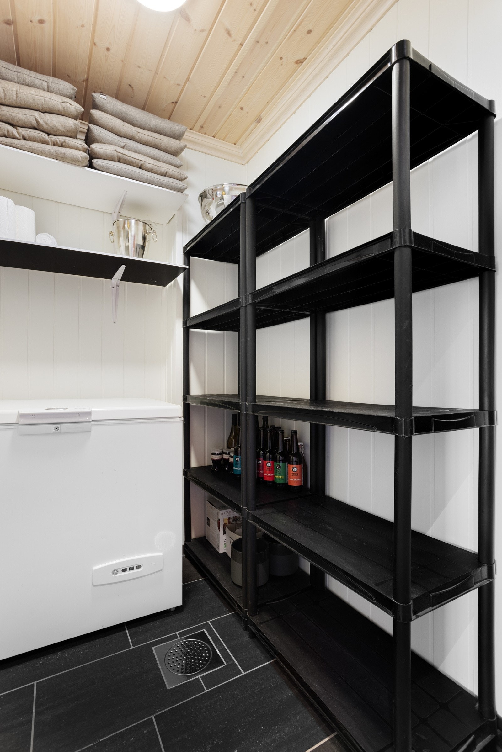 Spiskammer med plass til fryser og hylleinnredninger. Rommet ligger i tilknytning til kjøkkenet Galleribilde