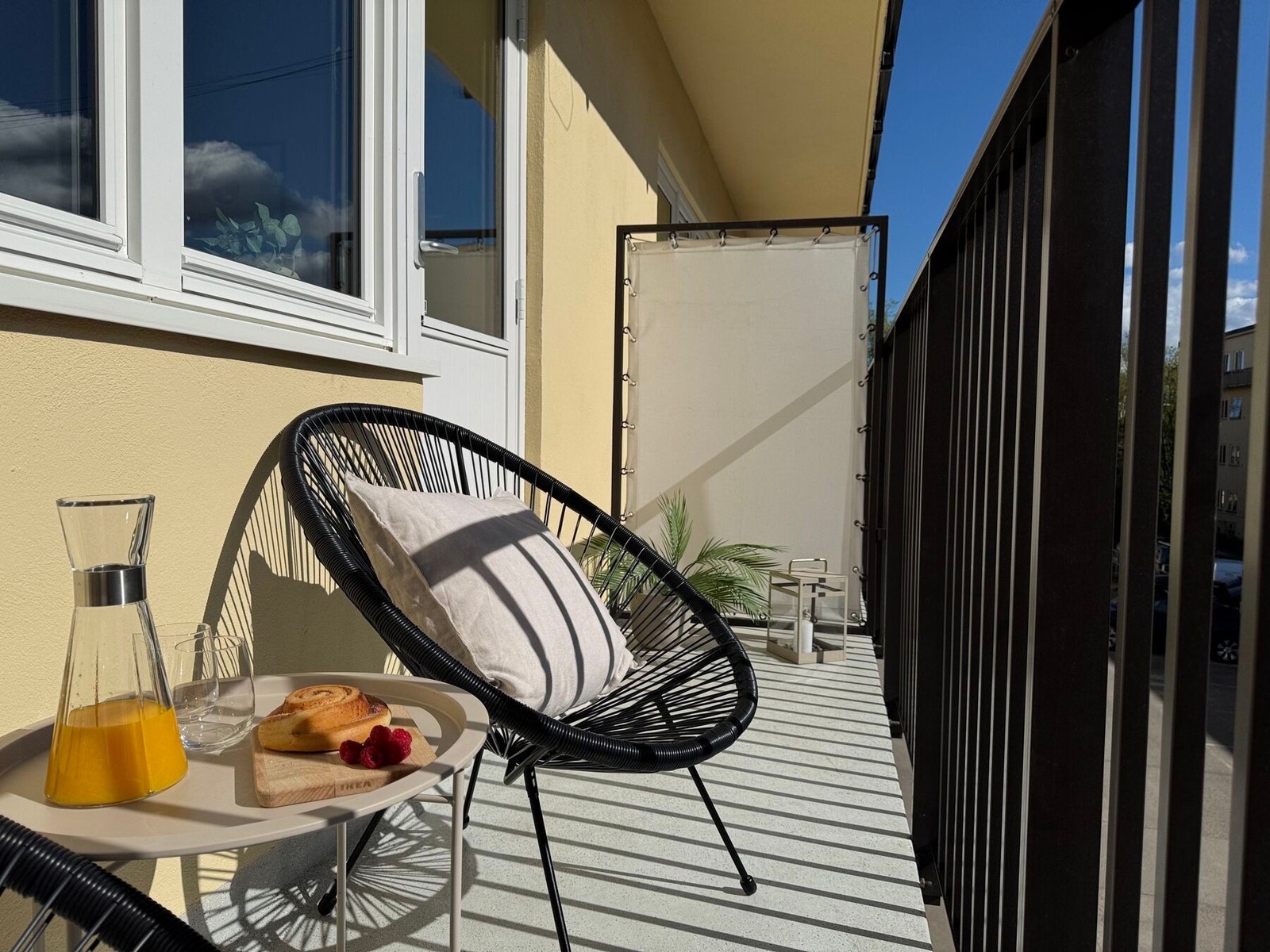 Fra stuen har du utgang til en solrik balkong på ca. 4 kvm - perfekt til morgenkaffen eller sommerkvelder. Galleribilde