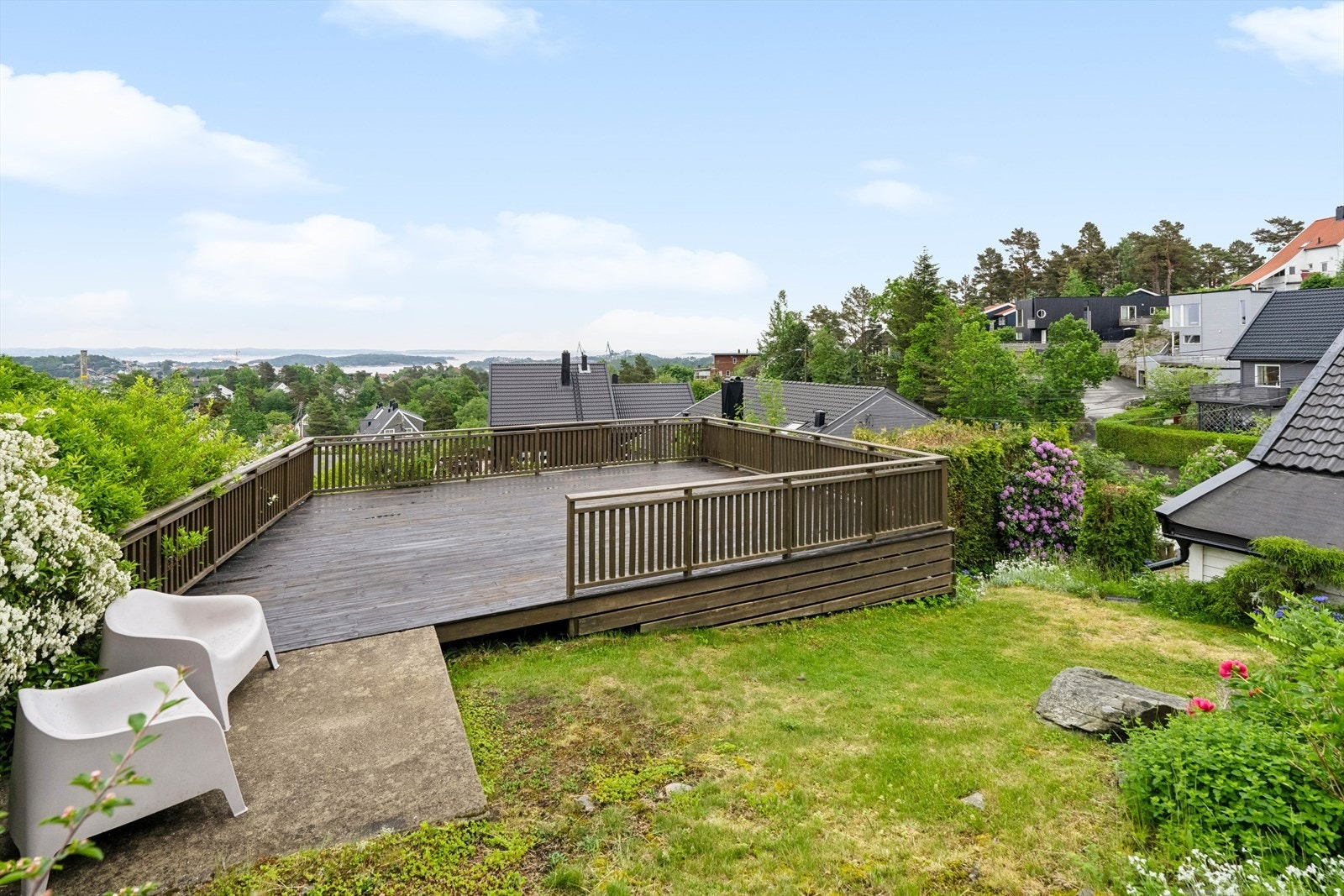 Flott oppusset tomannsbolig over 2 etasjer. Solrik beliggenhet, hage og platting med nydelig utsikt mot byen. Garasje. Galleribilde