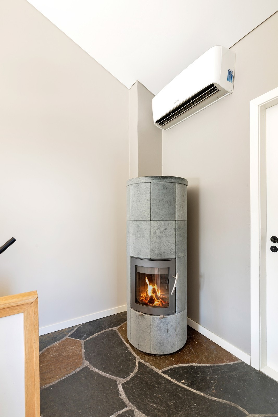 Peisovn som gir godt med varme samt varmepumpe. Galleribilde