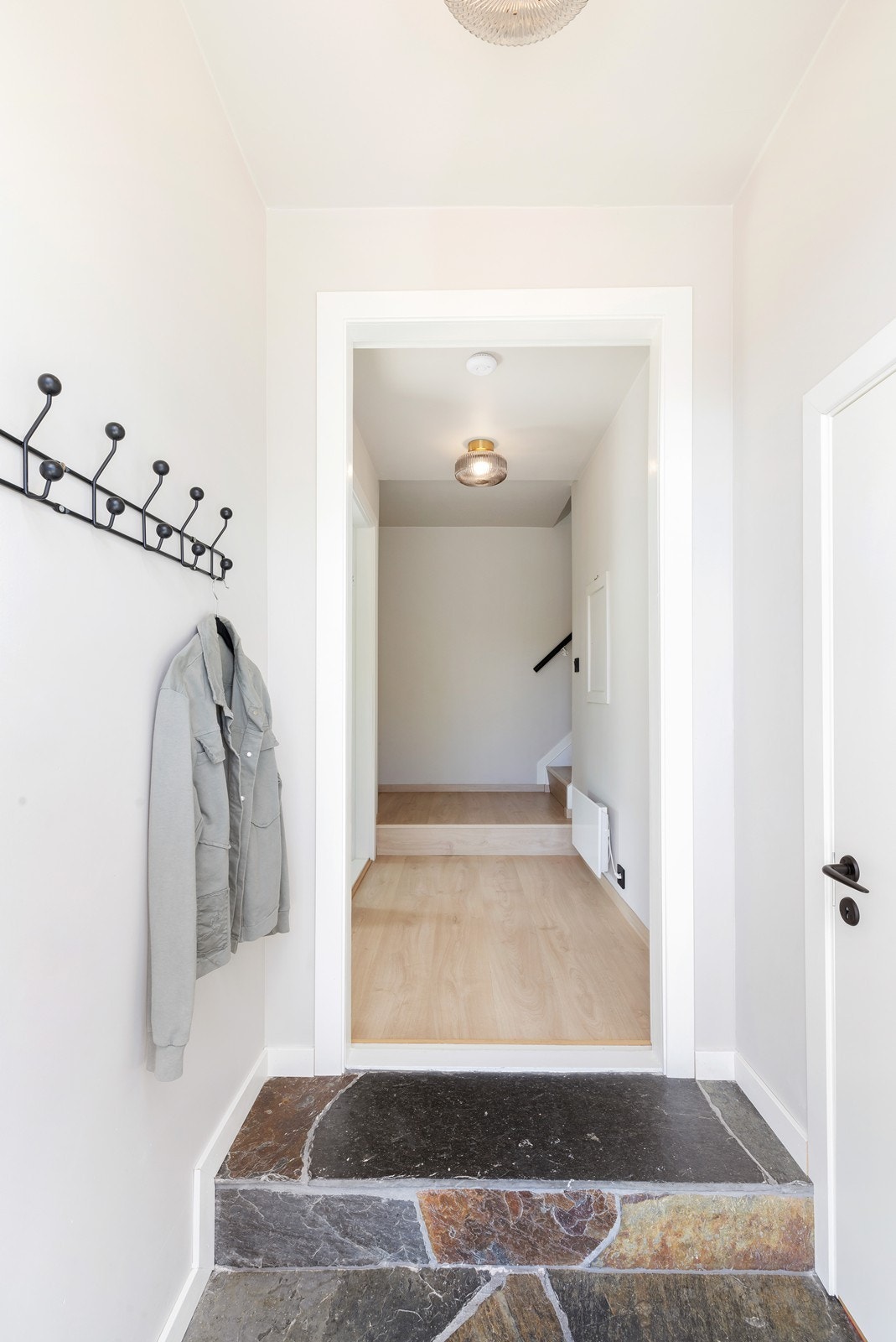 Skiferbelagt gang/entré. Galleribilde