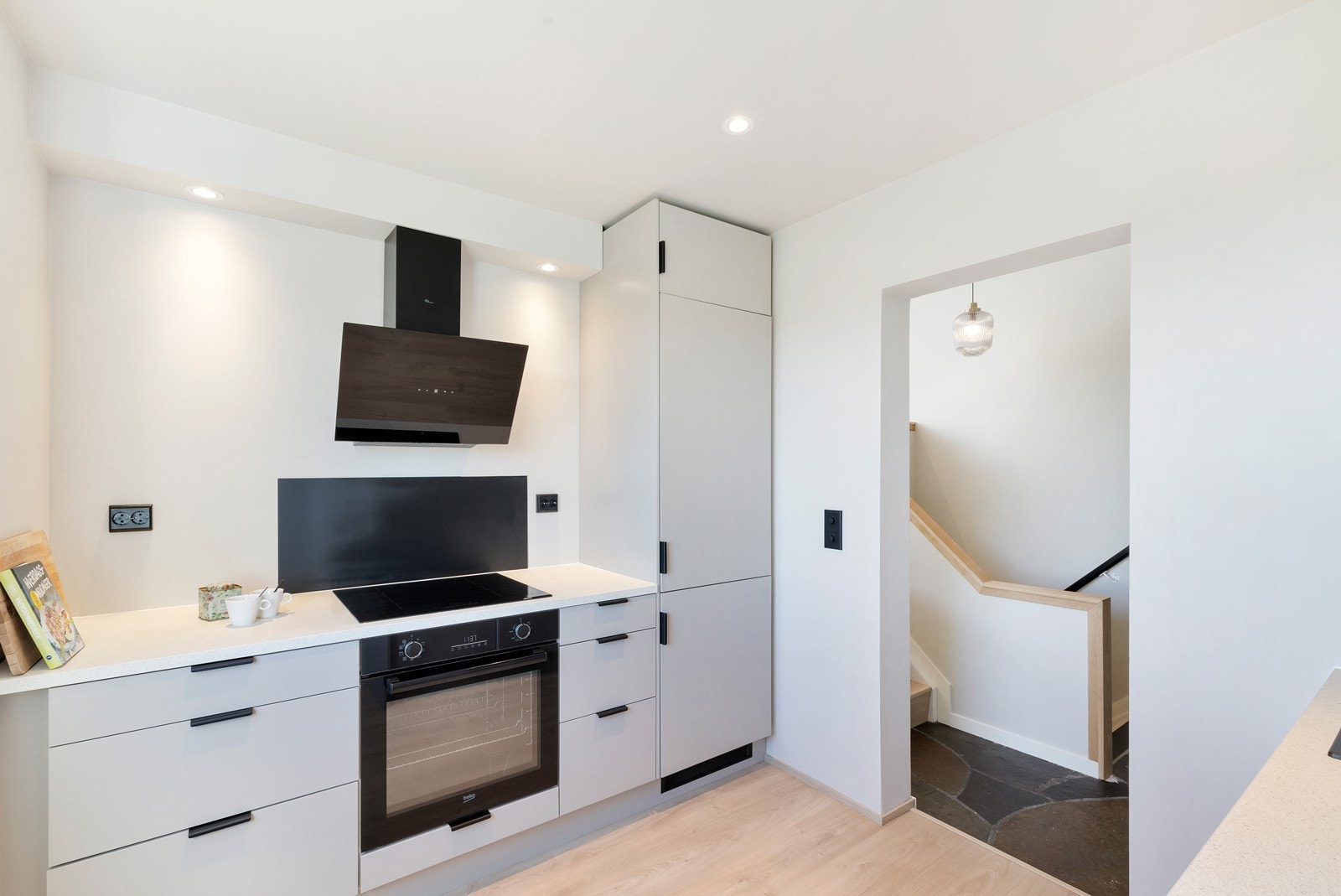 Flott kjøkken fra Epoq med integrerte hvitevarer som ovn, platetopp, oppvaskmaskin og kompi kjøl/frys. Galleribilde