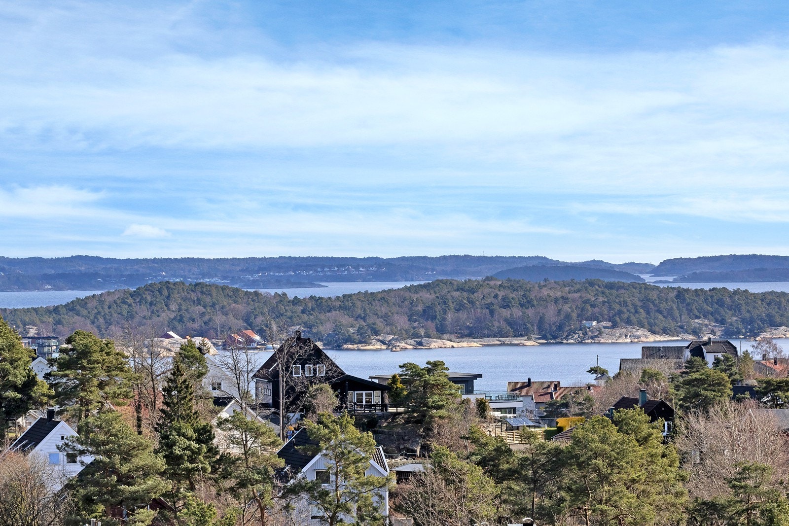Utsikt mot sjøen og Bragdøya Galleribilde