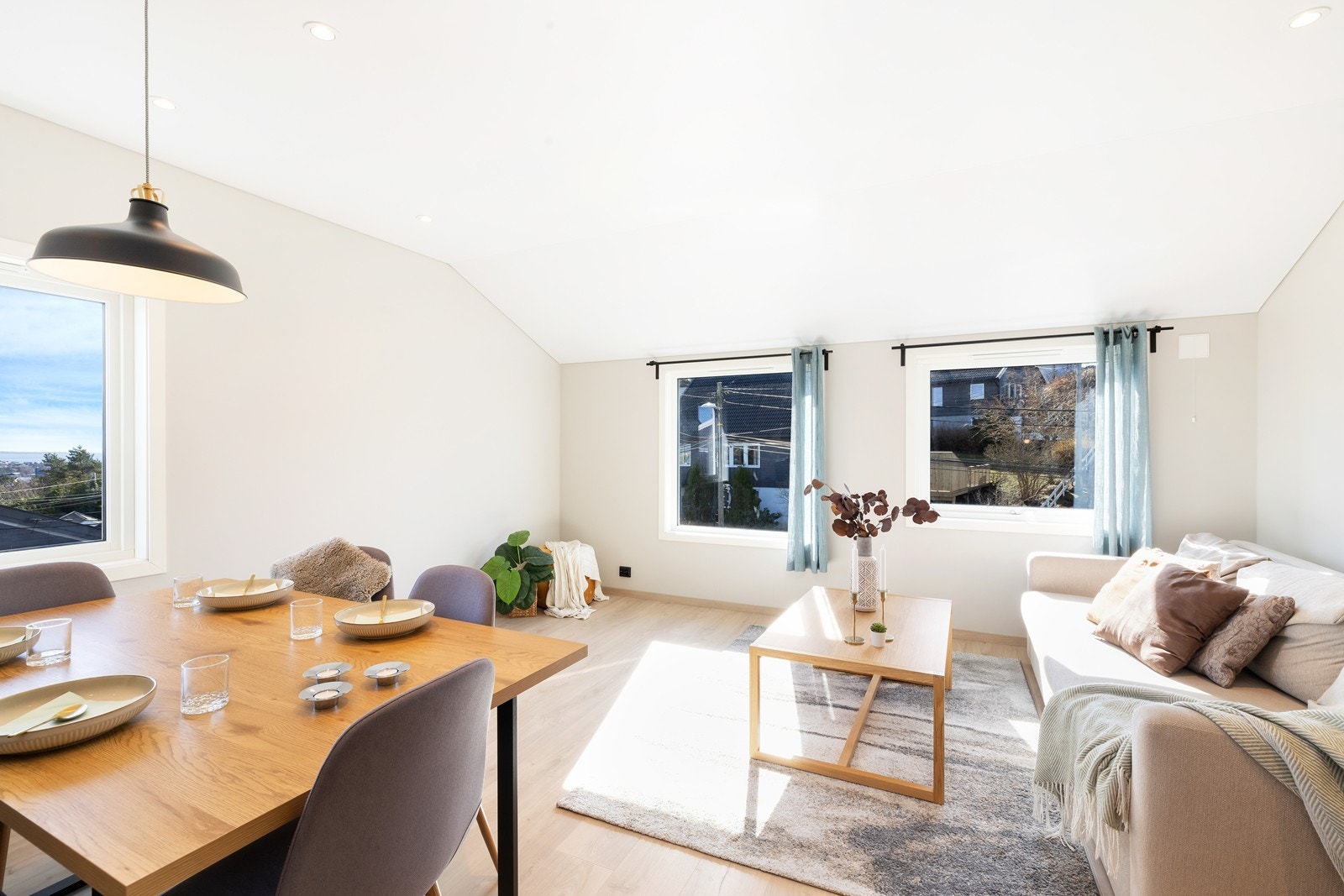 Lys og fin stue med plass til sofagruppe og spisebord. Galleribilde