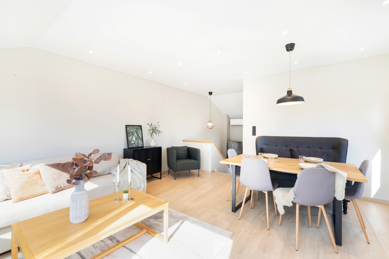 Malt i en moderne farge og laminat på gulv. Galleribilde