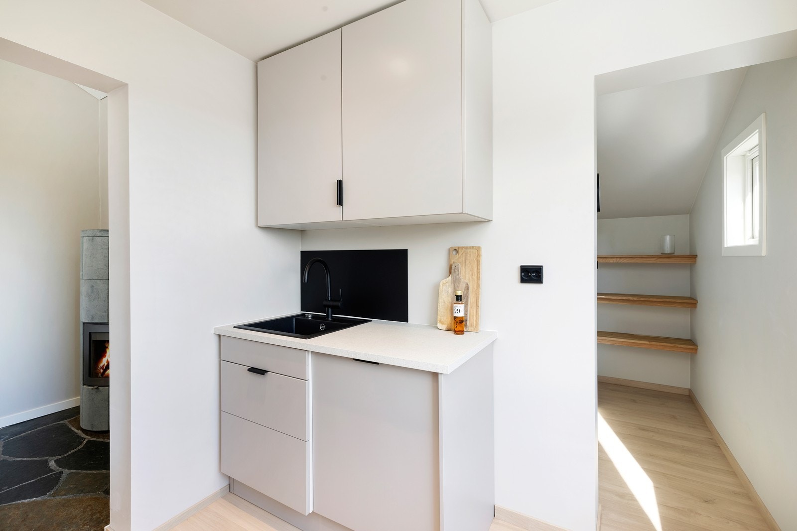 Innhuk som kan brukes som grovkjøkken/plassering av kjøkkenmaskiner. Galleribilde