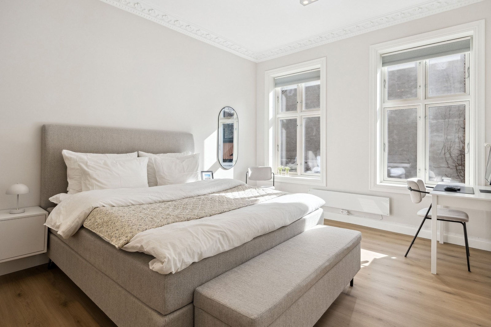 Stort og flott soverom med rosett og stukkatur Galleribilde