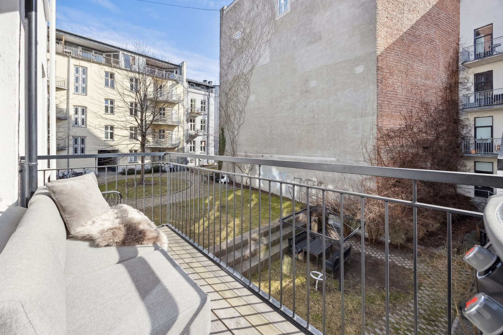 Balkongen har plass til både sittegruppe og grill Galleribilde