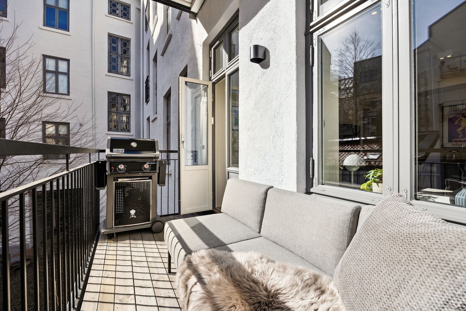 Sydøstvendt balkong på ca. 4,6 kvm med sol på formiddag/ettermiddag Galleribilde