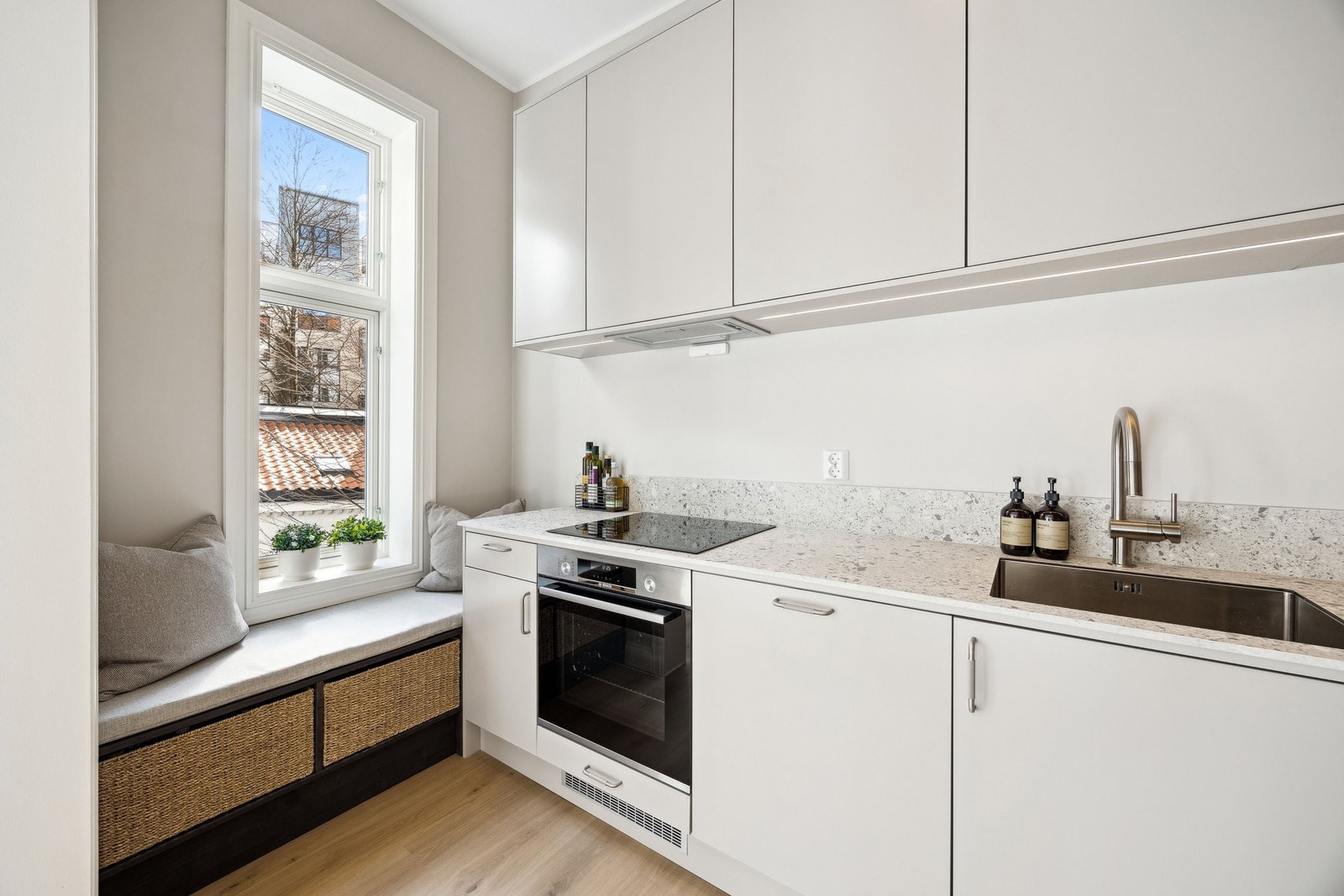 Plassbygget benk med oppbevaring under kjøkkenvinduet Galleribilde