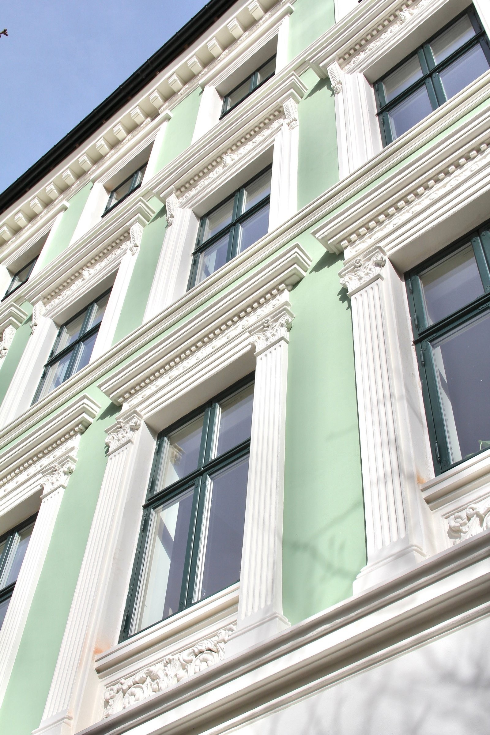 Fasaden ble rehabilitert i 2020/2021 og har vakre klassiske detaljer Galleribilde