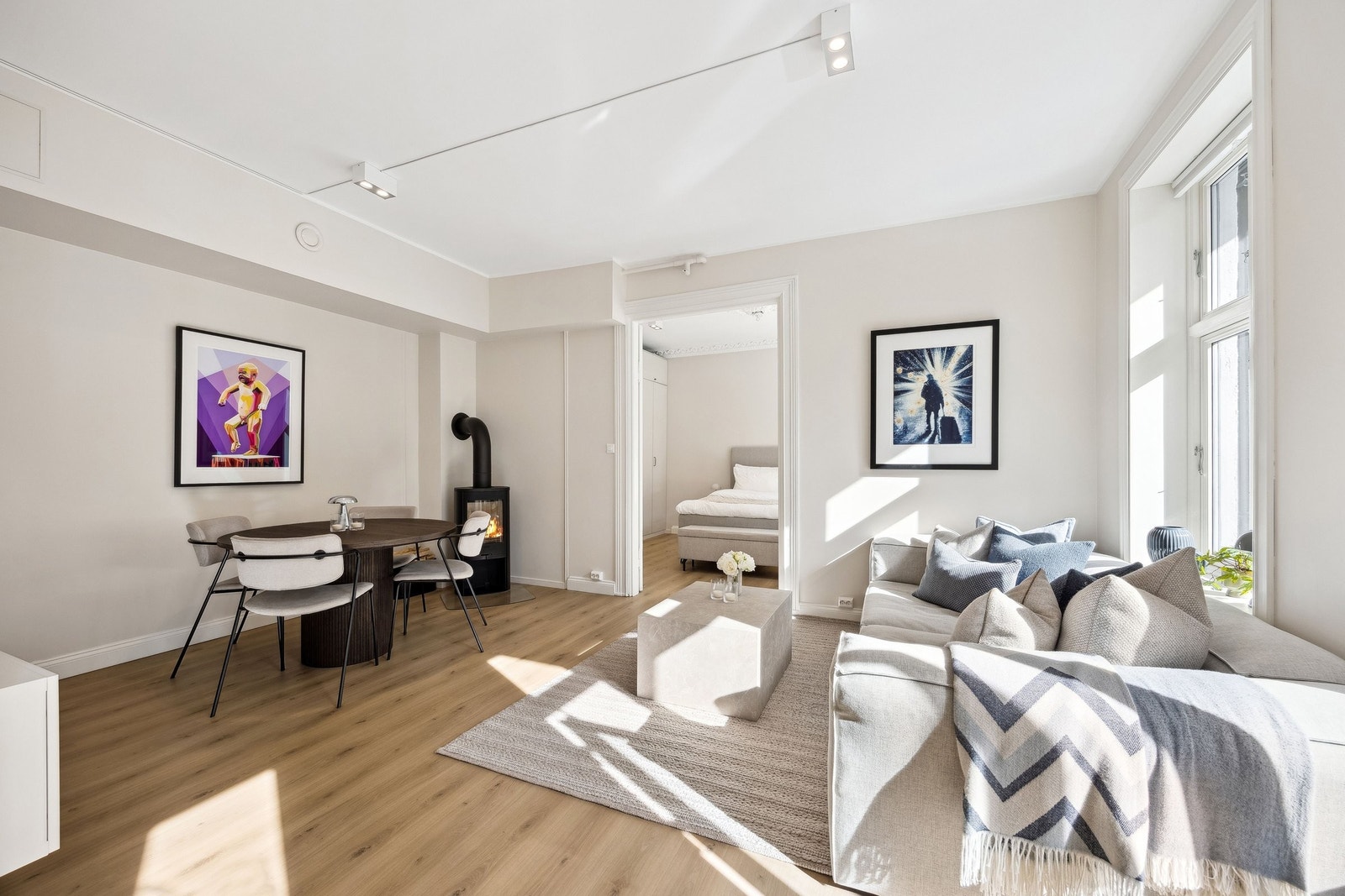 Leiligheten har en god planløsning med plass til spisebord og stuemøbel i oppholdsrommet Galleribilde