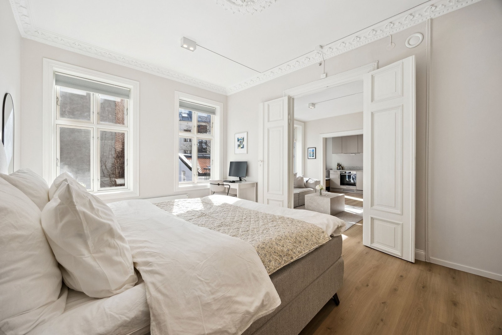 Mellom stuen og soverommet er det flotte fløydører Galleribilde