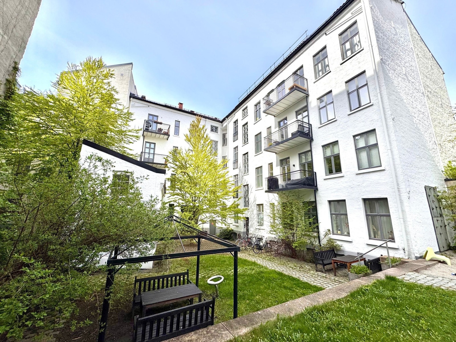 Leiligheten har en pent opparbeidet bakgård Galleribilde