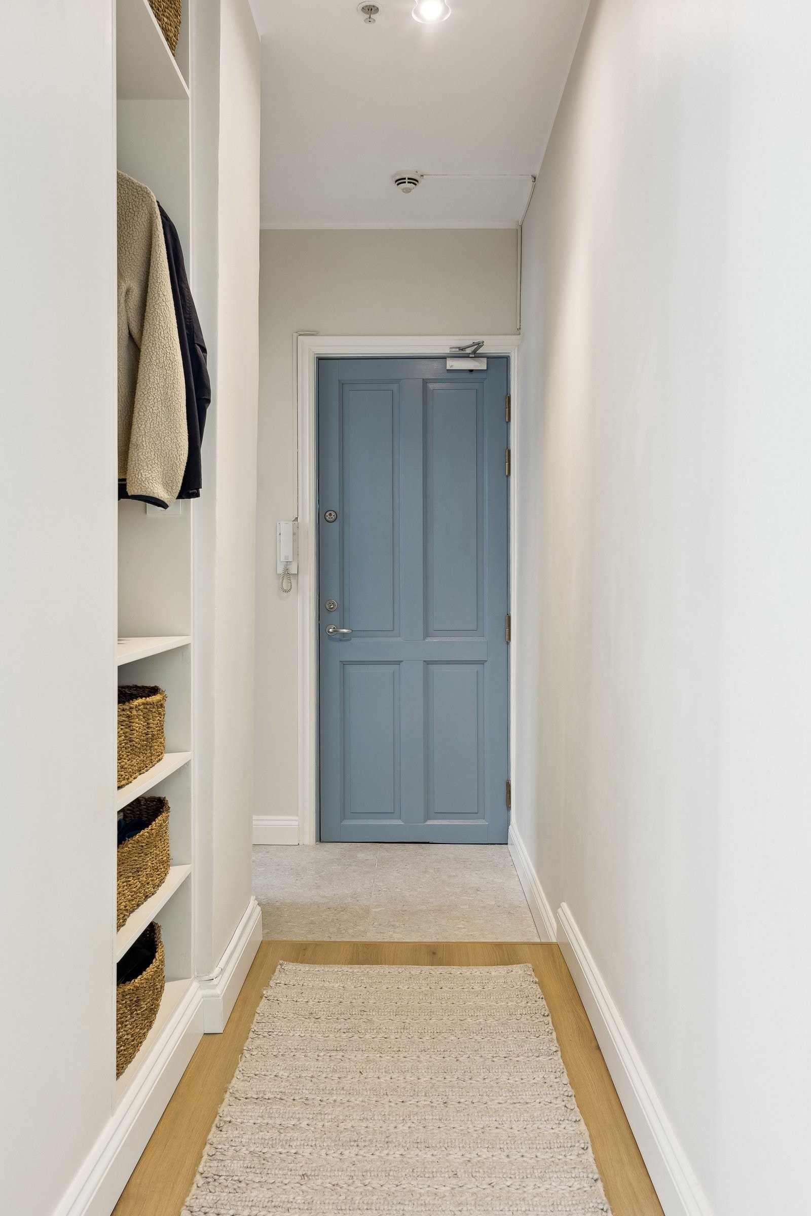 Praktisk gang med plassbygget oppheng for klær og skohylle Galleribilde