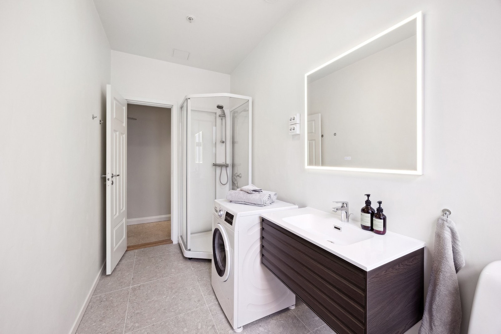 Ny innredning, nytt dusjkabinett og nytt toalett i 2024 Galleribilde