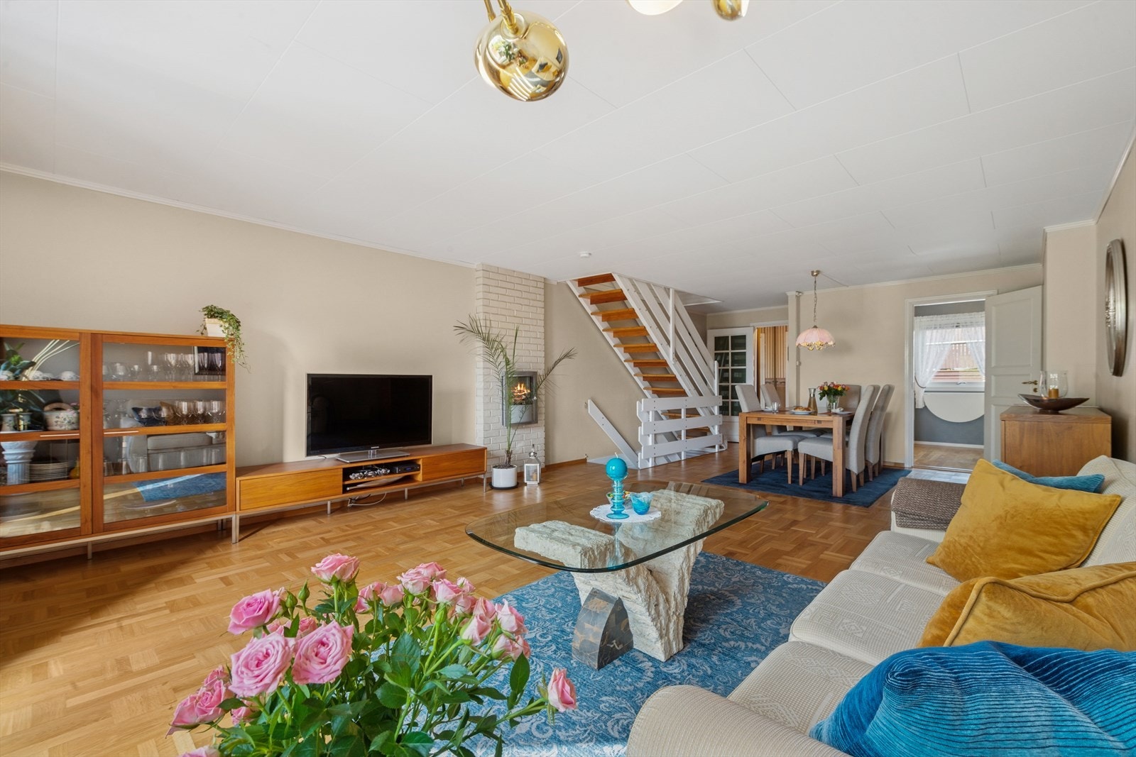 Stuen er lys og romslig med god plass til salong og spisestue. Galleribilde