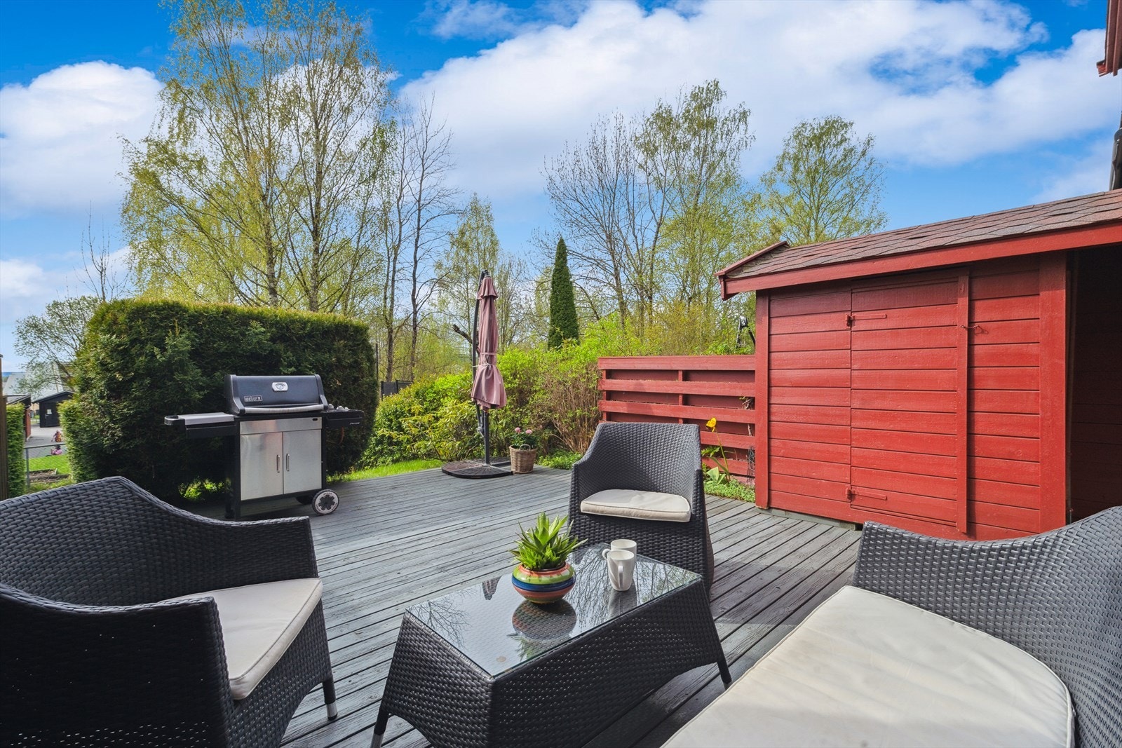 Det er stor platting med gode møleringsmuligheter for utemøbler. Galleribilde