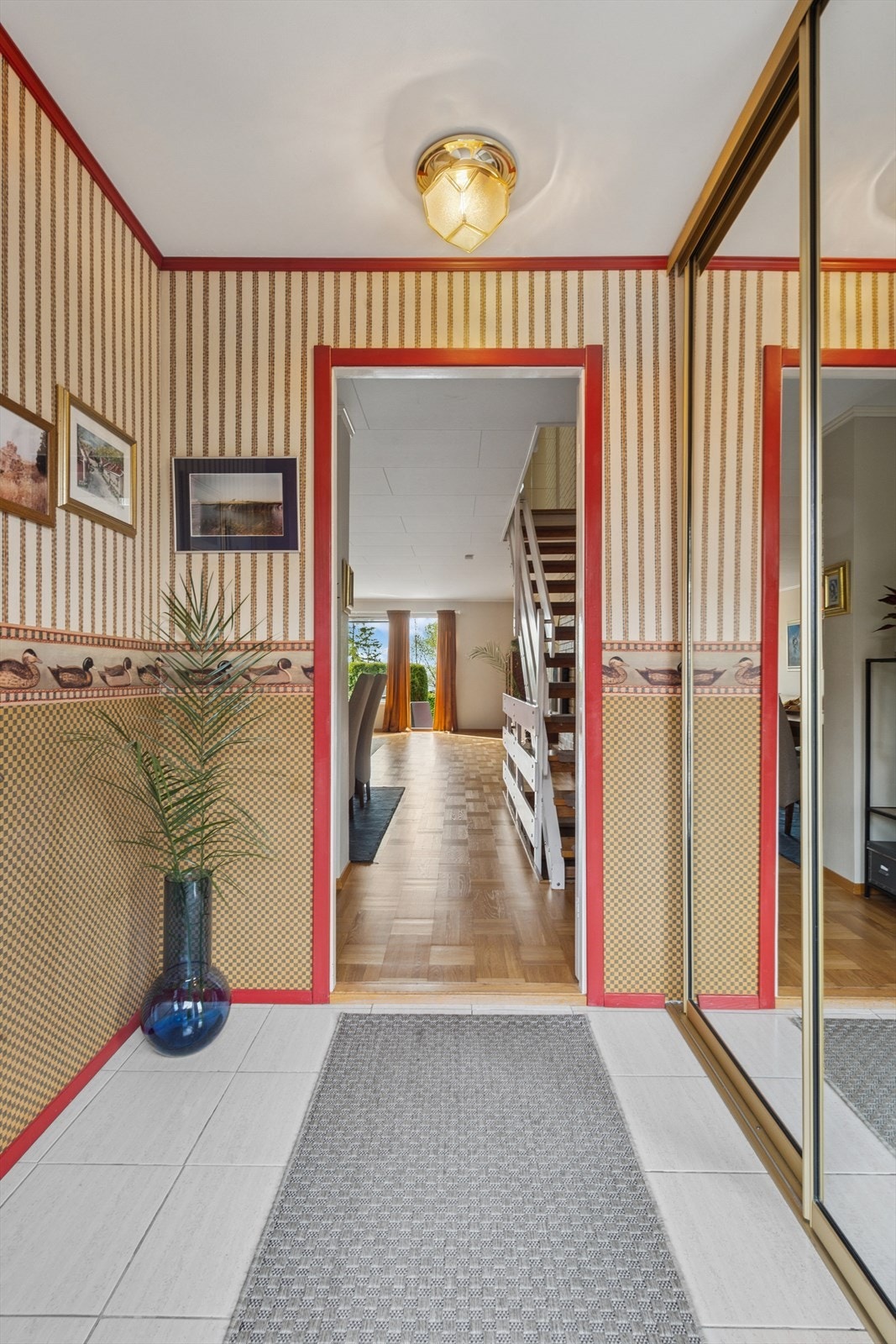 Det er gode oppbevaringsmuligheter i skyvedørsgarderobe i entrè. Galleribilde