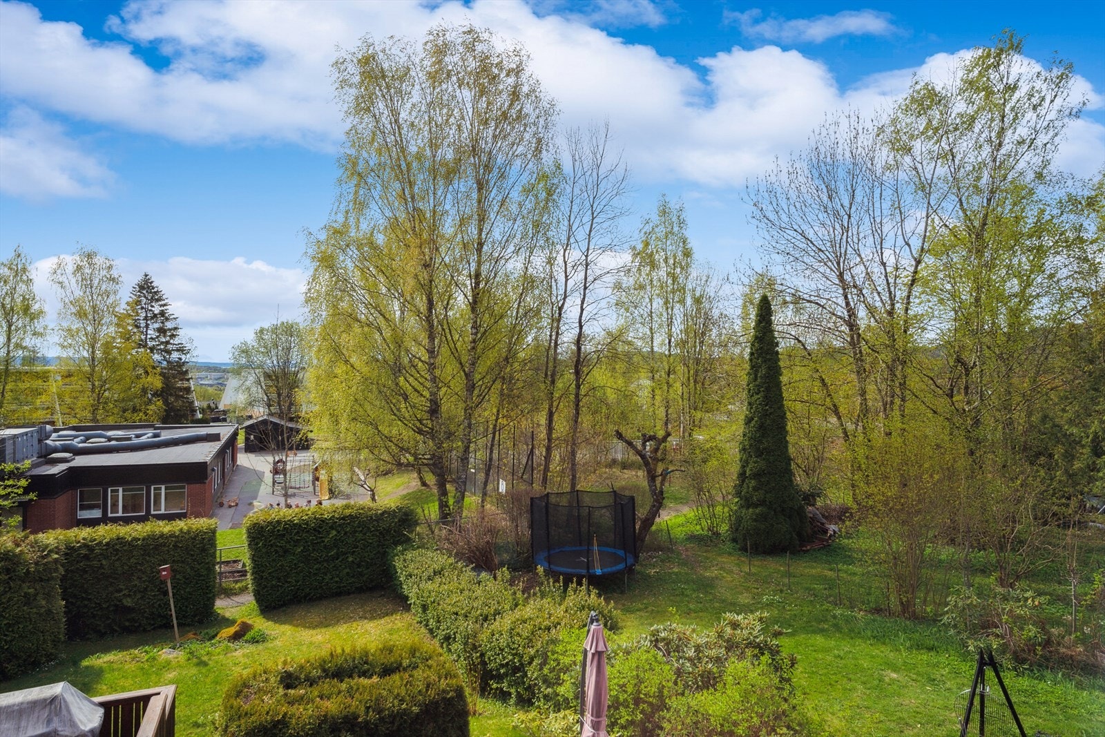 Utsikt ut over nærområdet. Det er kort avstand til lekeplass! Galleribilde