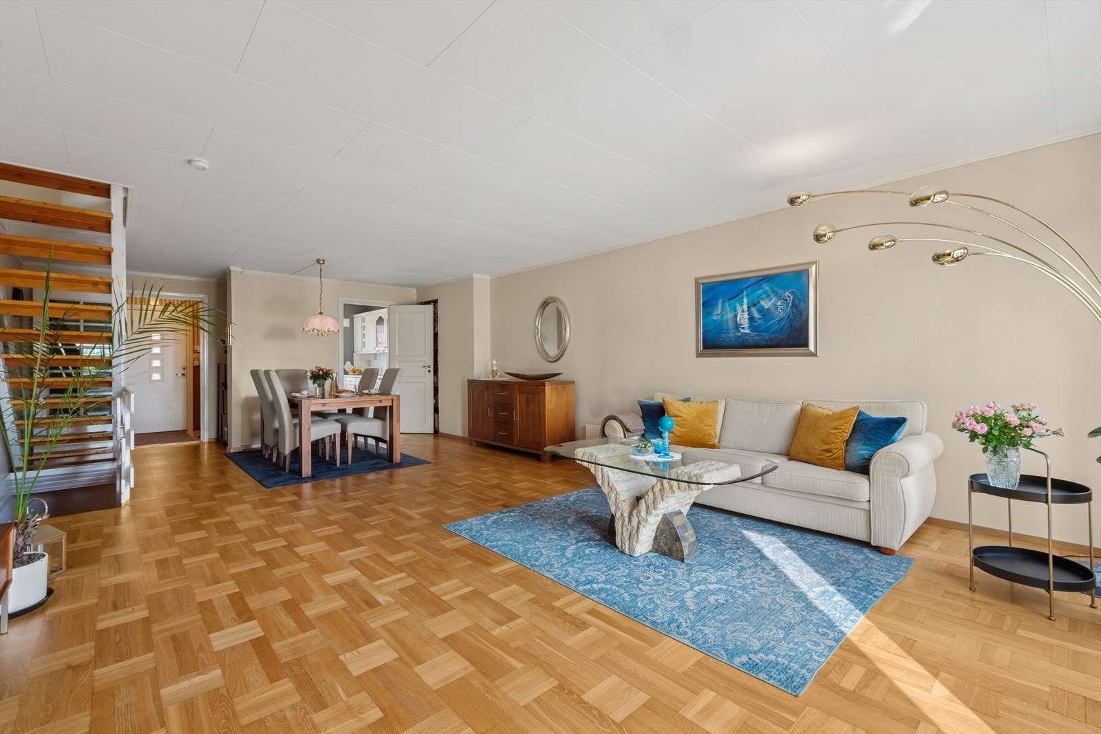 Stuen har gode møbleringsmuligheter. Galleribilde