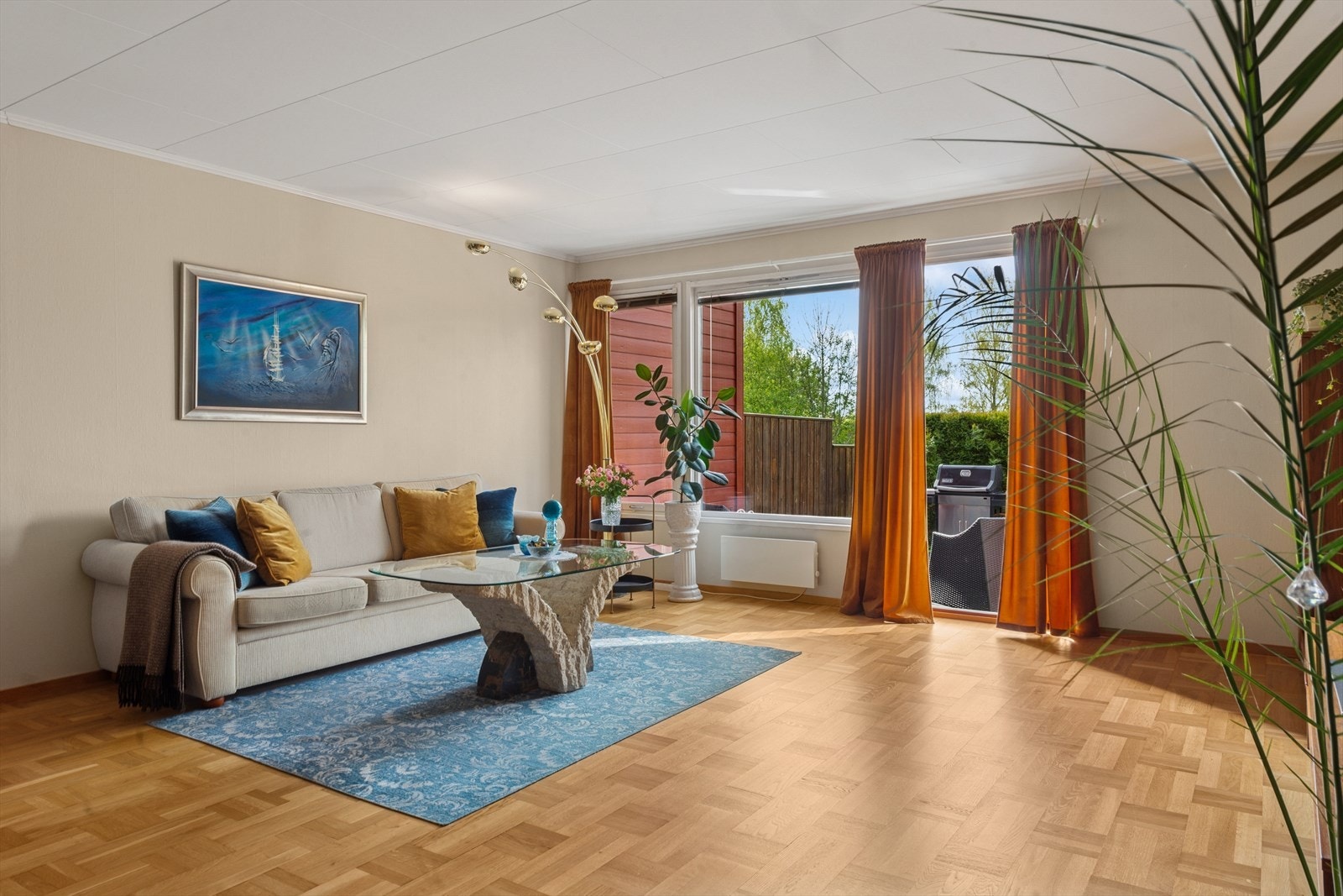 Fra stuen er det utgang til en flott uteplass! Galleribilde