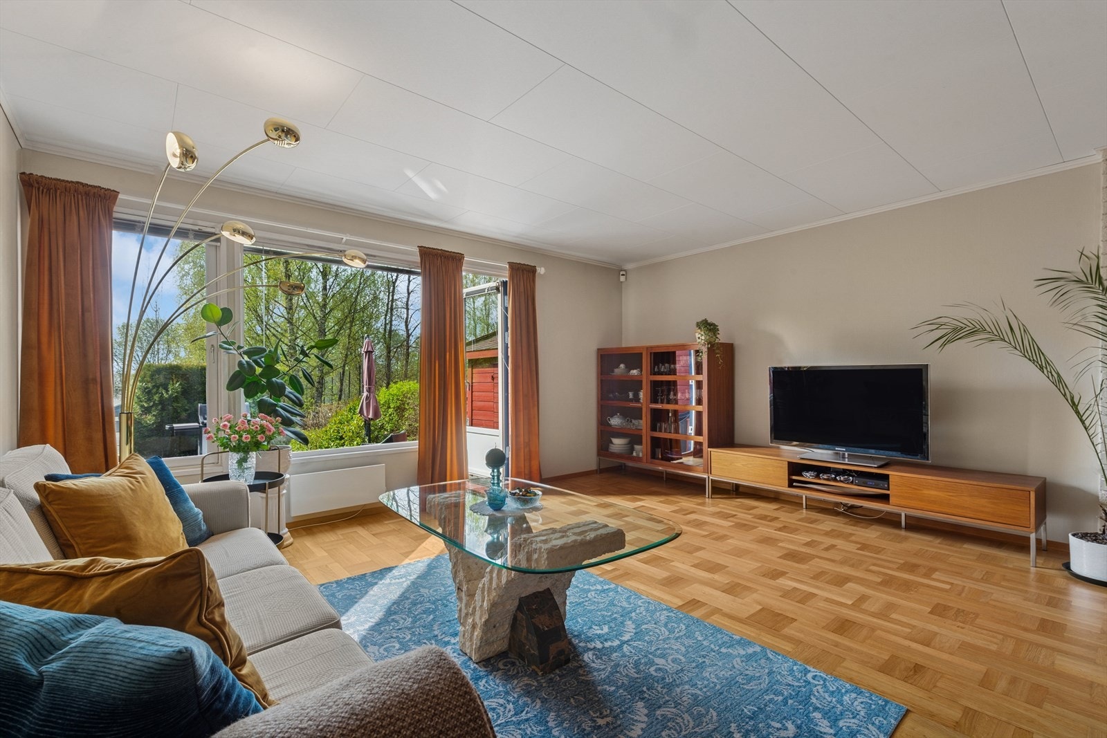 Stuen har store vindusflater som slipper inn rikelig med naturlig lys. Galleribilde