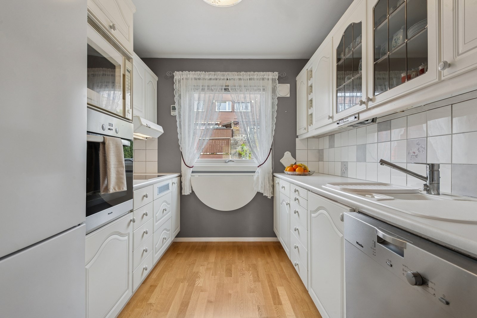 Kjøkken har godt med skap- og benkeplass. Galleribilde