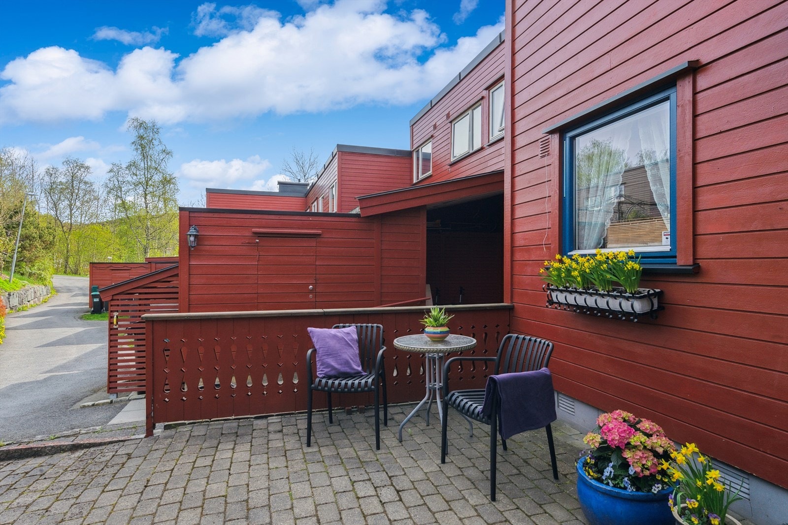 Plass til utemøblement ved inngangspartiet. Galleribilde