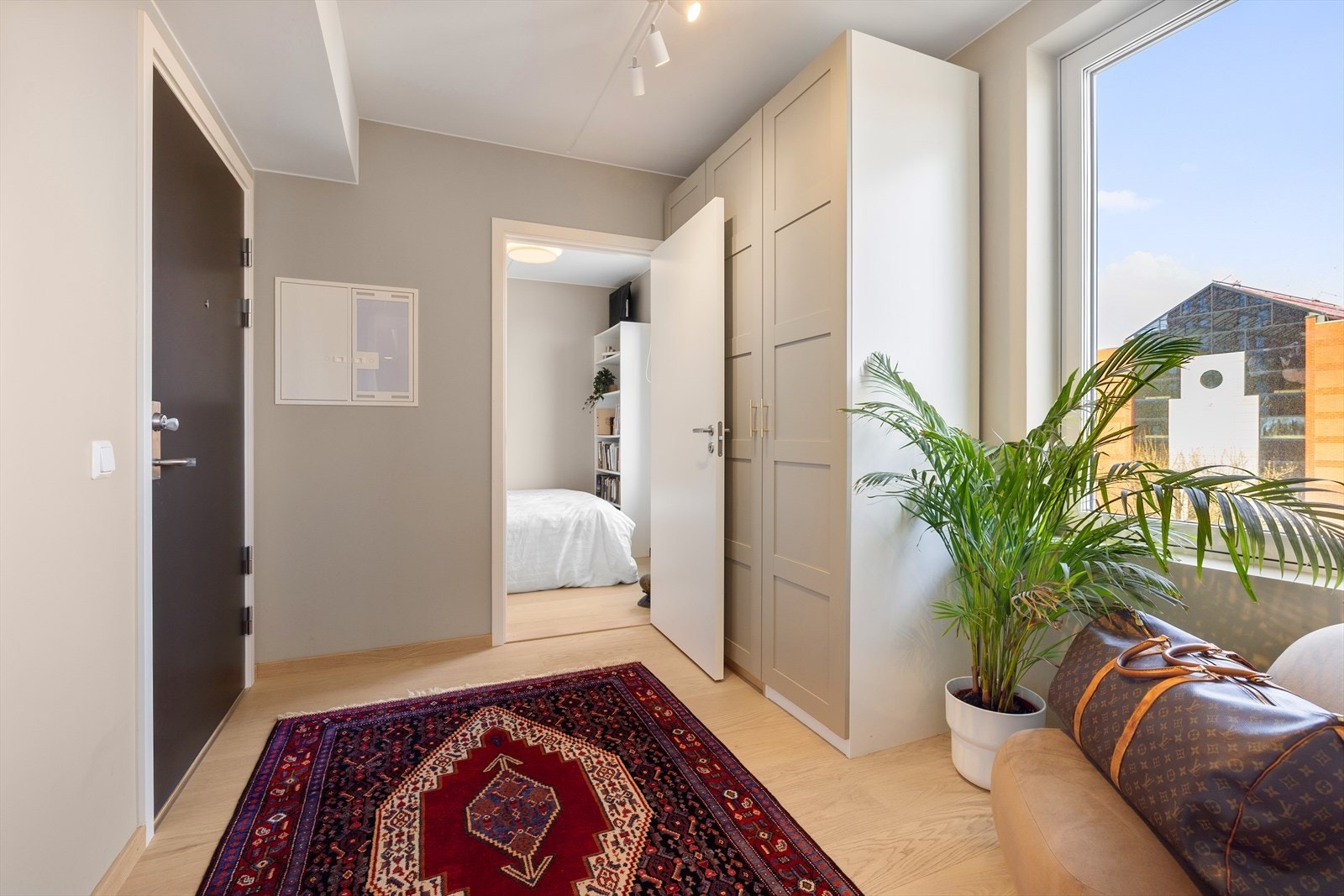 Du ønskes velkommen inn i leiligheten via en lys entré, hvor det plass til ulike oppbevaringsløsninger for å henge fra seg ytterklær og sette fra seg sko. Galleribilde