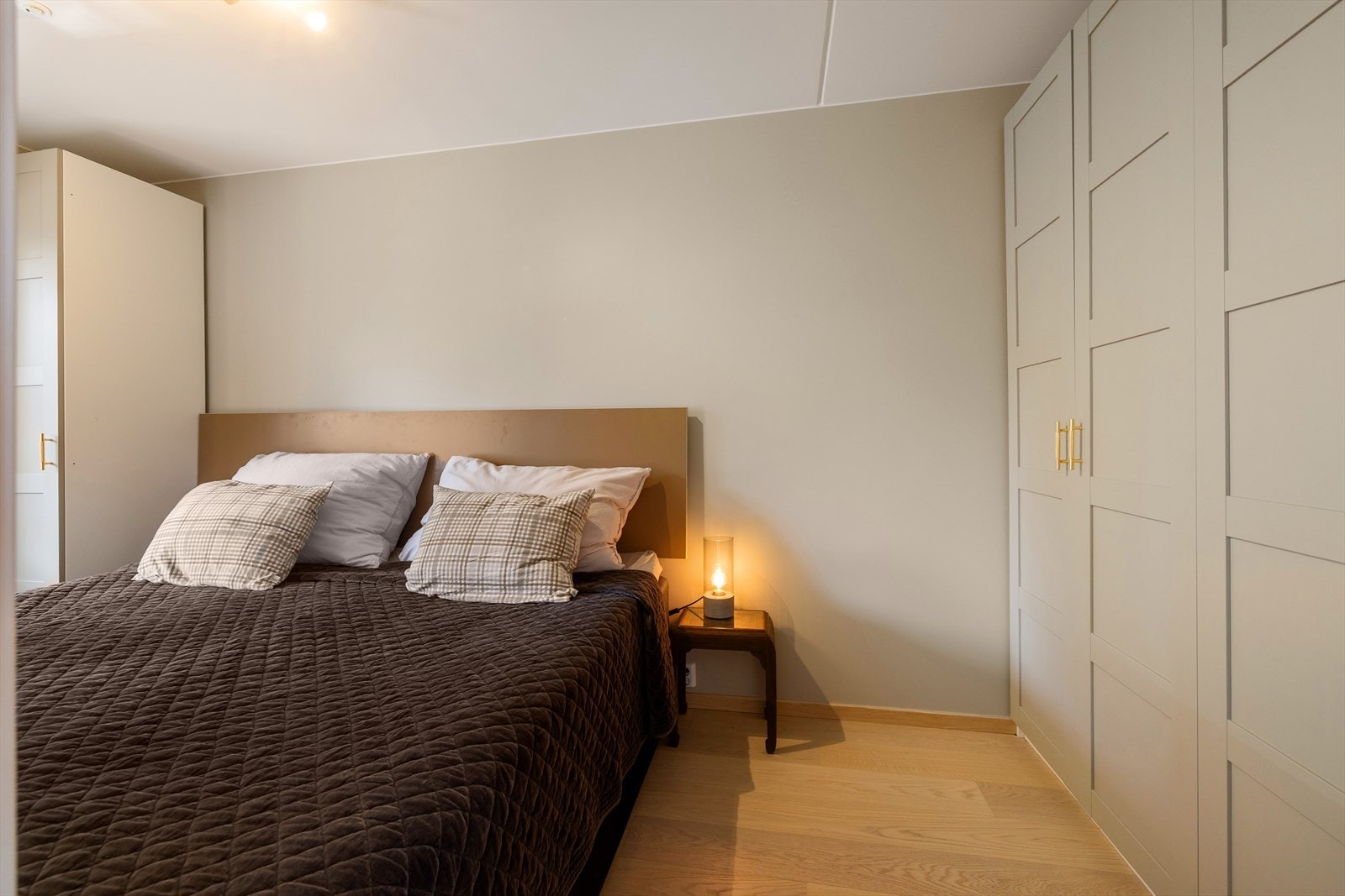 Leiligheten innehar fire soverom, der to ligger i tiknytning til entré/gang, og to i tilknytning til stue/kjøkken. Galleribilde