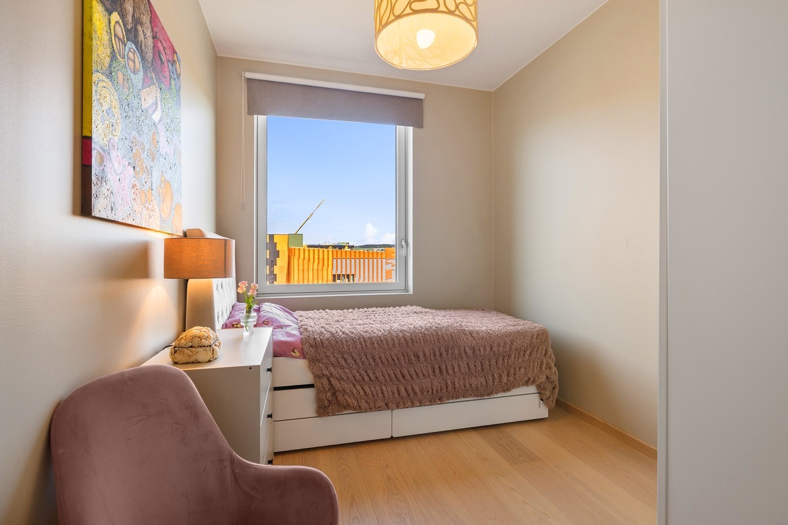 Her er det plass til seng og arbeidsbord/garderobeløsning, og passer utmerket som barnerom, gjesterom eller til et hjemmekontor. Galleribilde