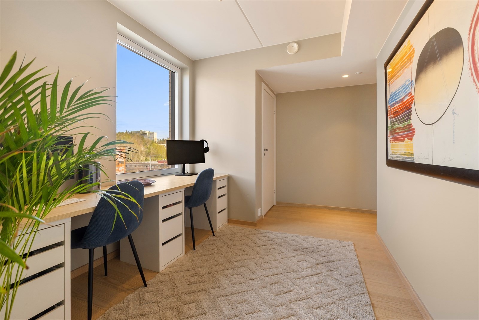 Hallen er praktisk innredet med hjemmekontor-løsning. Galleribilde