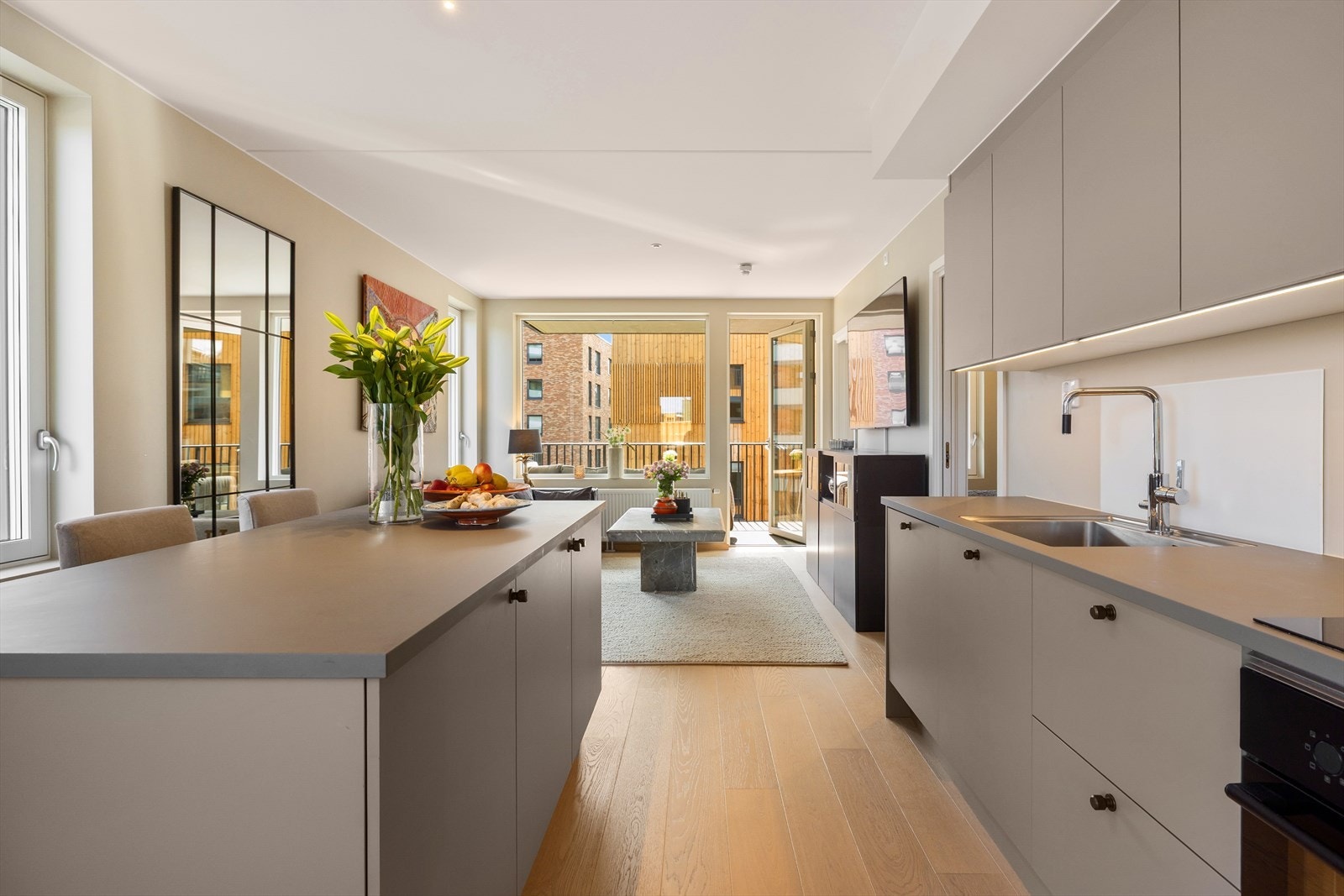 Rommet er utstyrt med integrerte hvitevarer som inkluder stekeovn og nedfelt platetopp tilkoblet komfyrvakt, oppvaskmaskin og kjøleskap med frysedel. Galleribilde