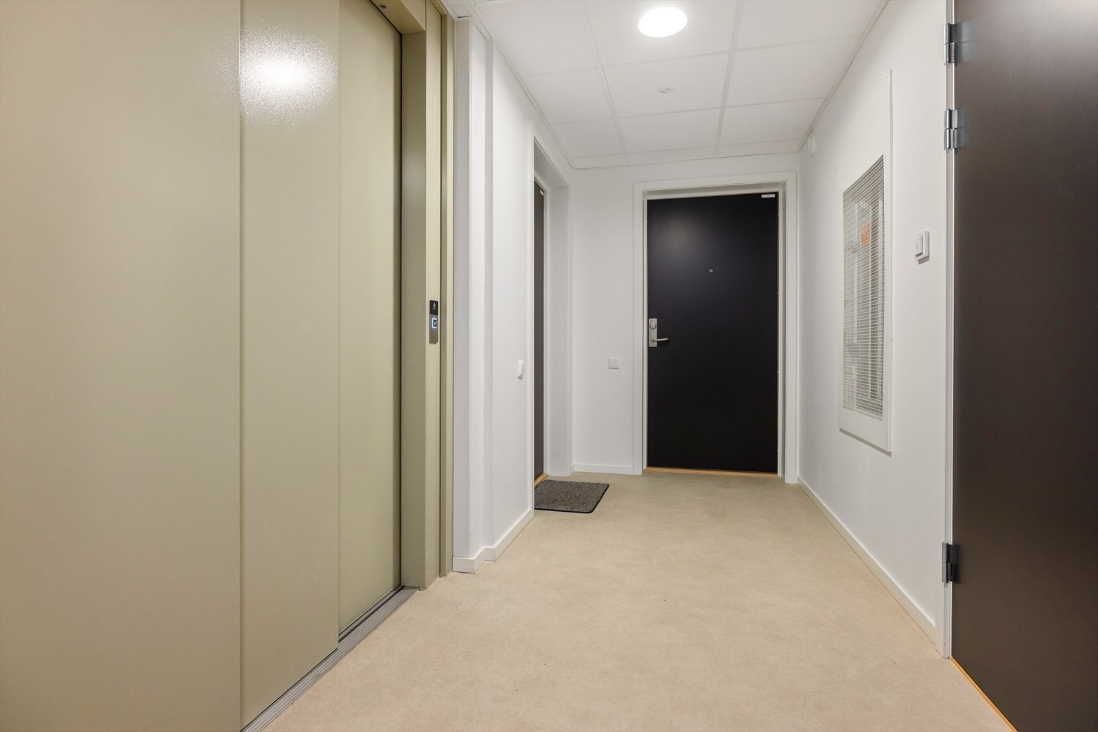 Det er heisadkomst mellom etasjene. Galleribilde