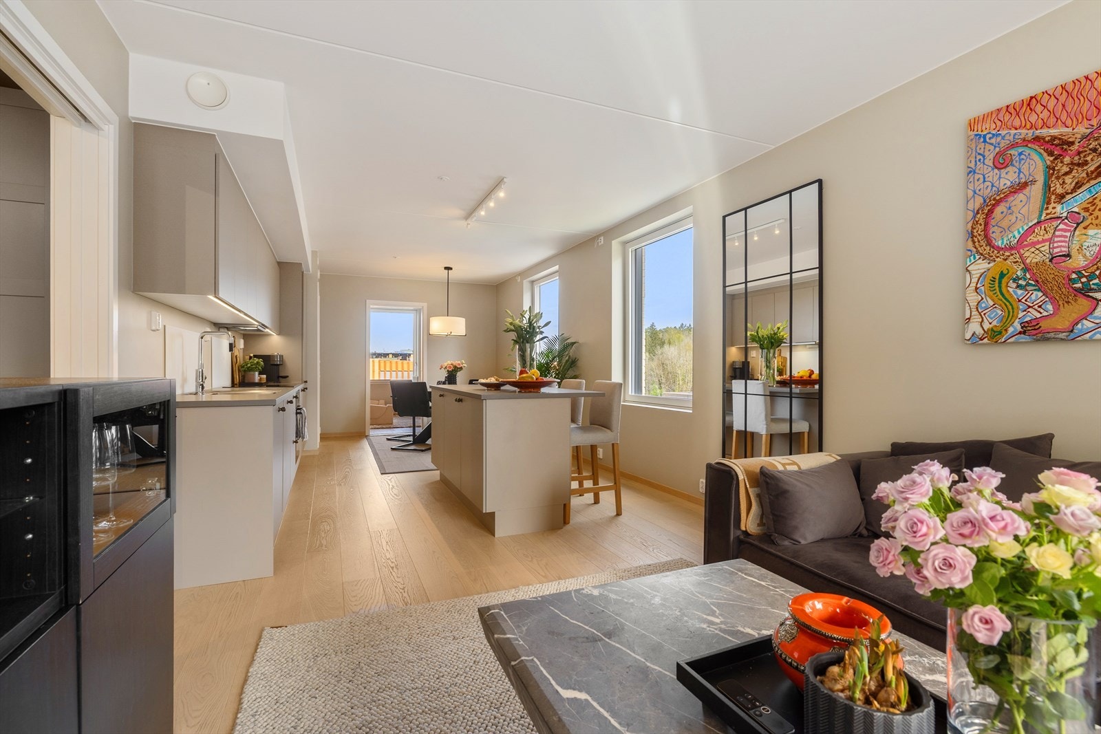 Leiligheten er påkostet med tilvalg. Alle vegger er malt i soothing beige og gulvene har flott parkett. Galleribilde