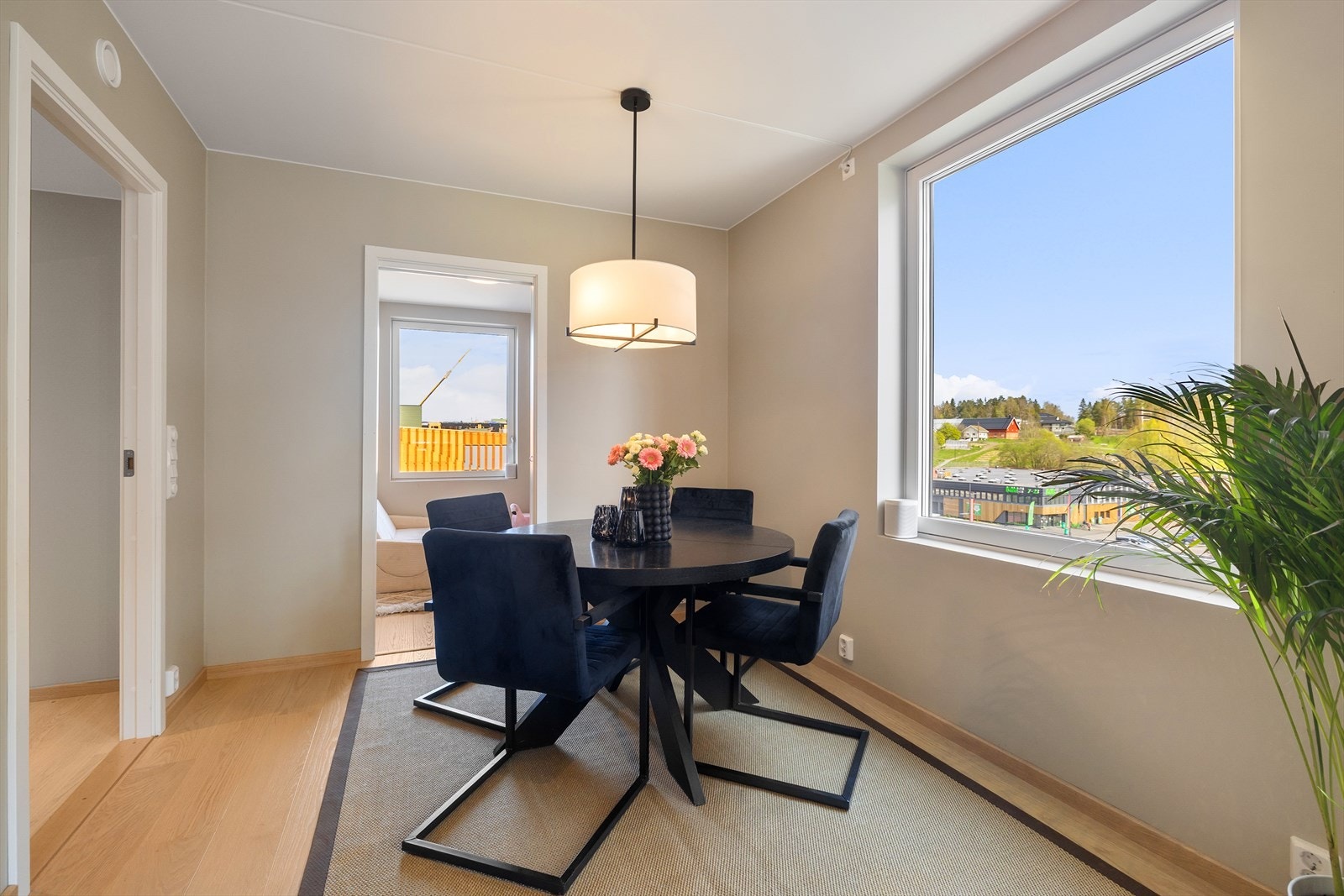 Rommet har store vindusflater fra flere himmelretninger, som skaper godt med naturlig belysning og en hyggelig atmosfære. Galleribilde