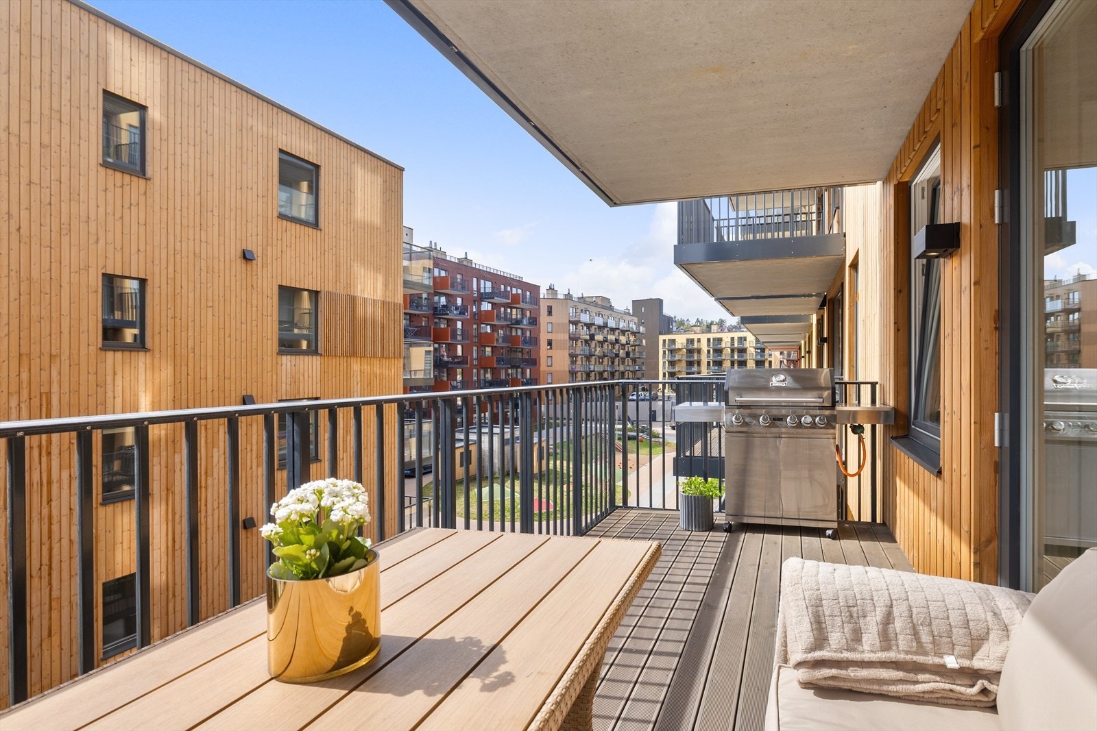 Leiligheten ligger i fjerde etasje og har en sydvendt, overbygd balkong med gode solforhold. Galleribilde