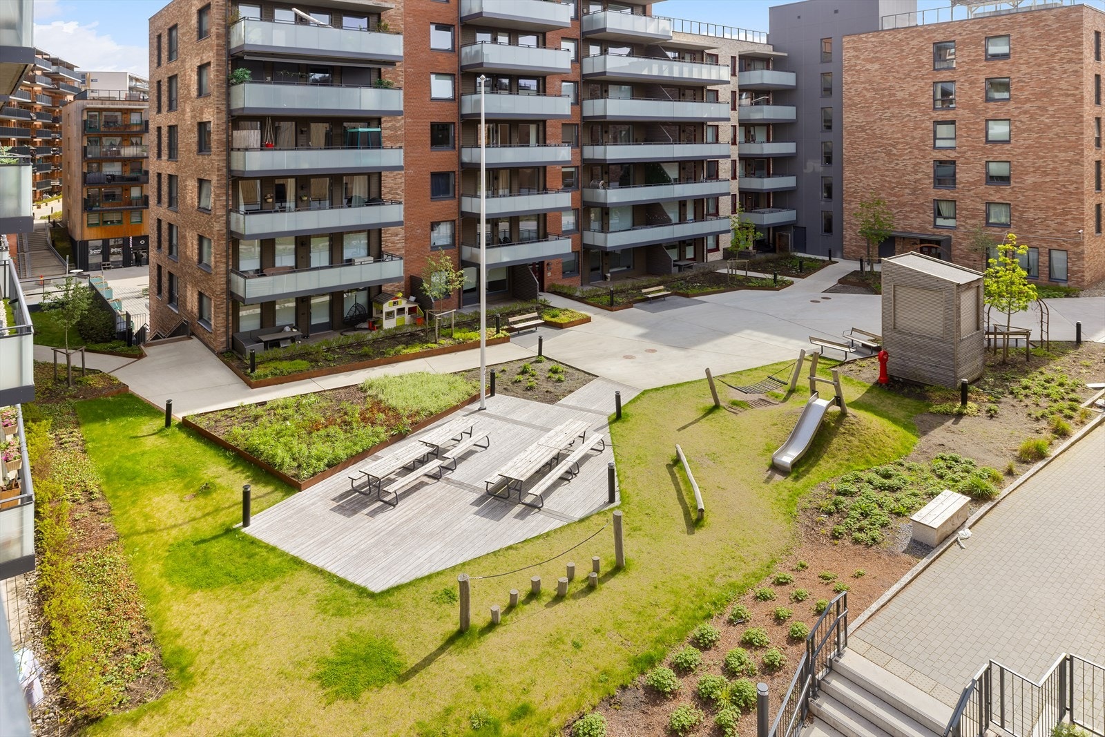 Dette sameiet utgjør et moderne og urbant tilskudd til området, og det store hagegårdsrommet er det tilrettelagt for både rekreasjon og lek. Galleribilde