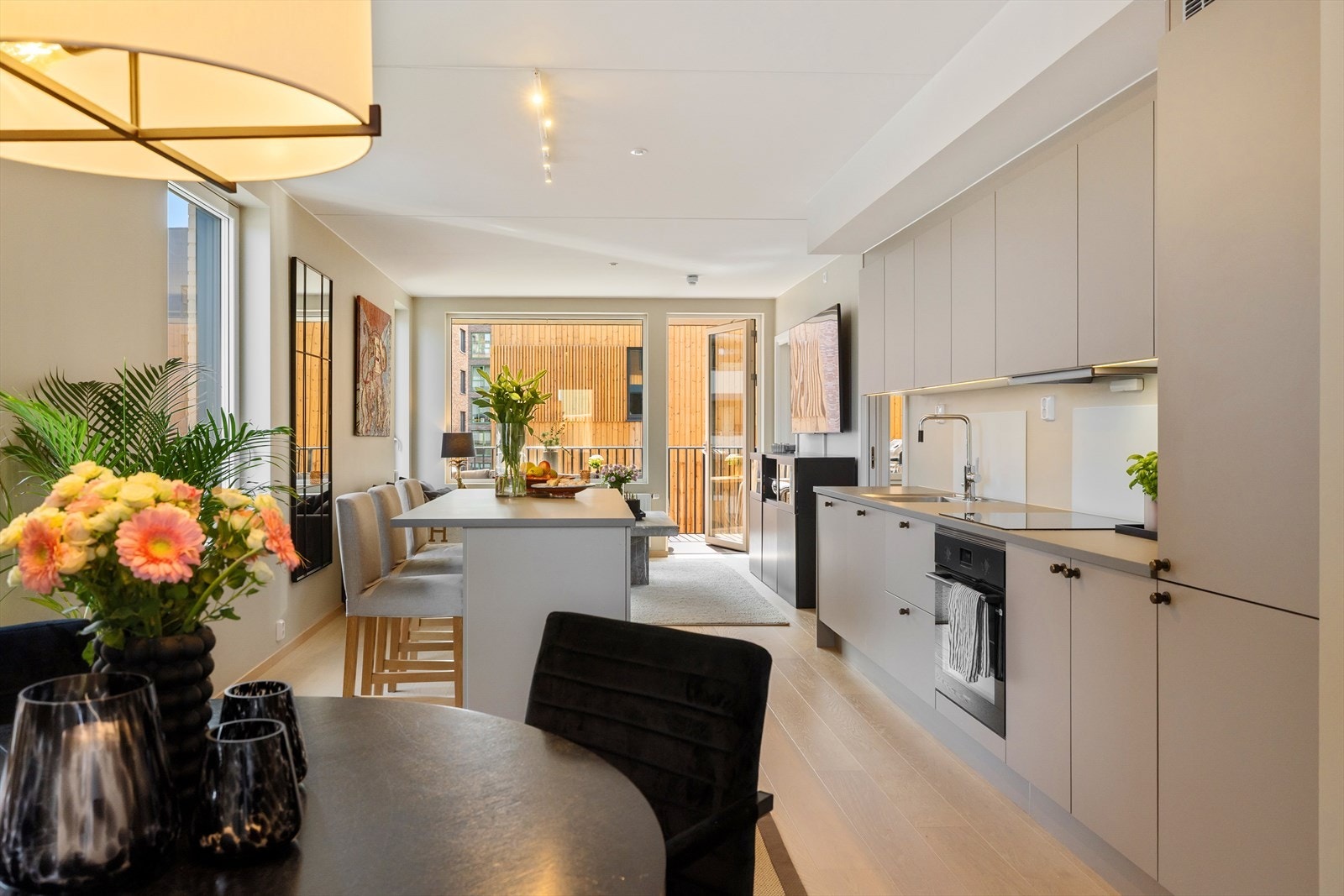 Kjøkkenet og stuen har en lun fargepalett, som skaper en god atmosfære i leiligheten. Galleribilde