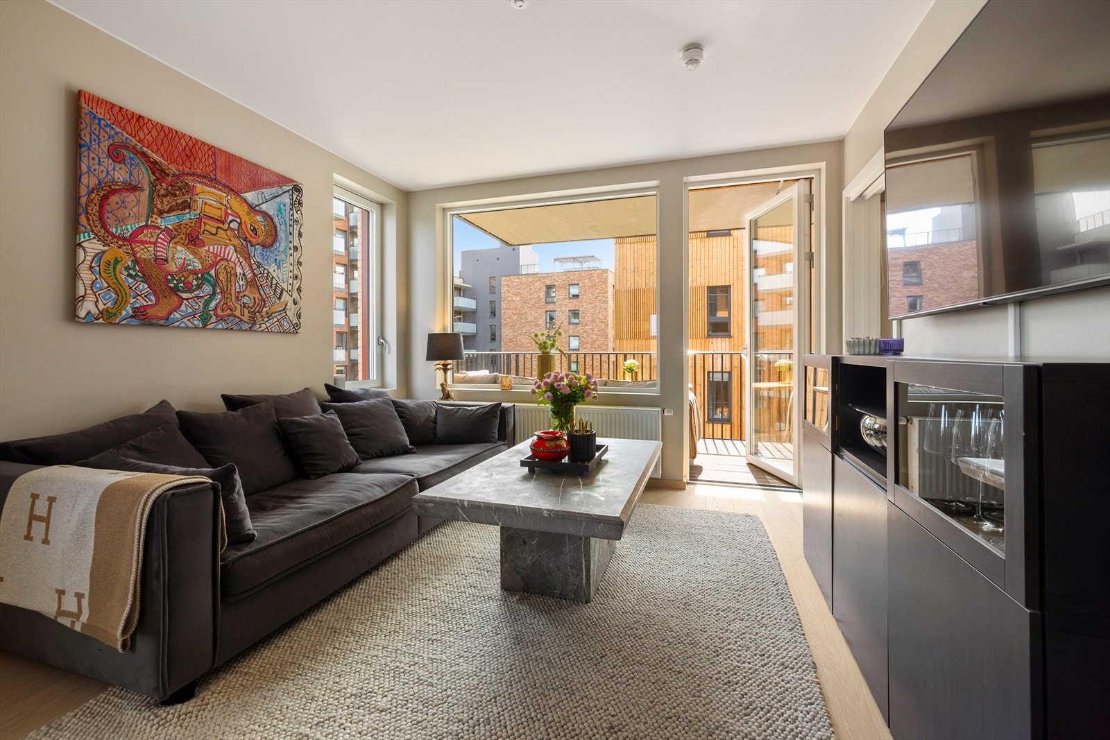 Fra stuen er det utgang til en sørvendt balkong på ca. 11 kvm med utsikt mot fellesarealene. Galleribilde