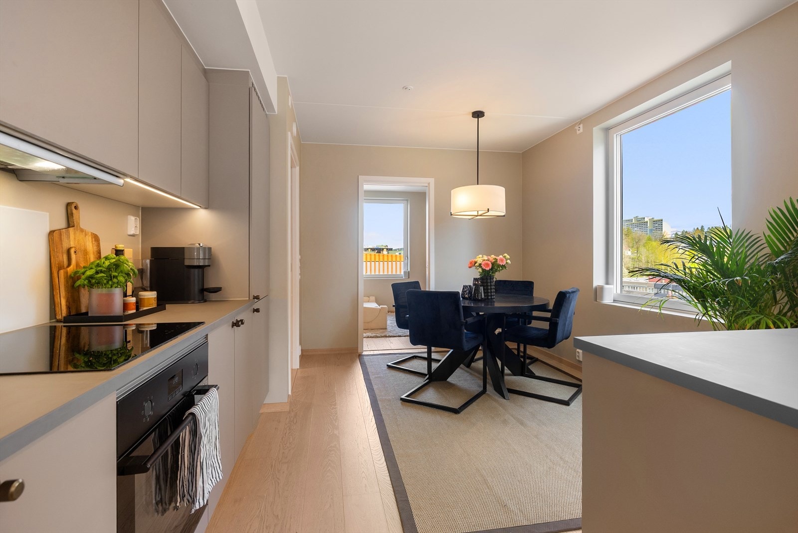 På den ene siden av rommet er det plass til et spisebord hvor venner eller familie kan samles for hyggelige selskap. Galleribilde