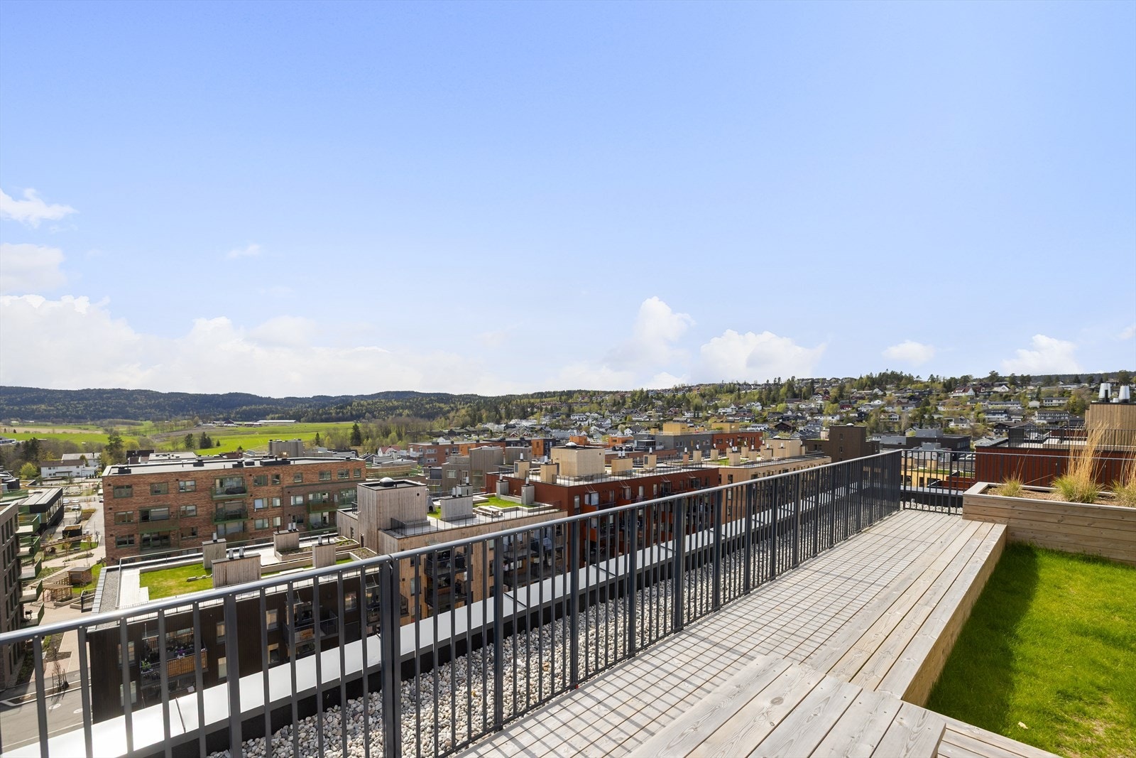 Når det trengs litt ekstra plass til større selskap eller sosiale sammenkomster, kan du benytte en av borettslagets flotte takterrasser. Galleribilde