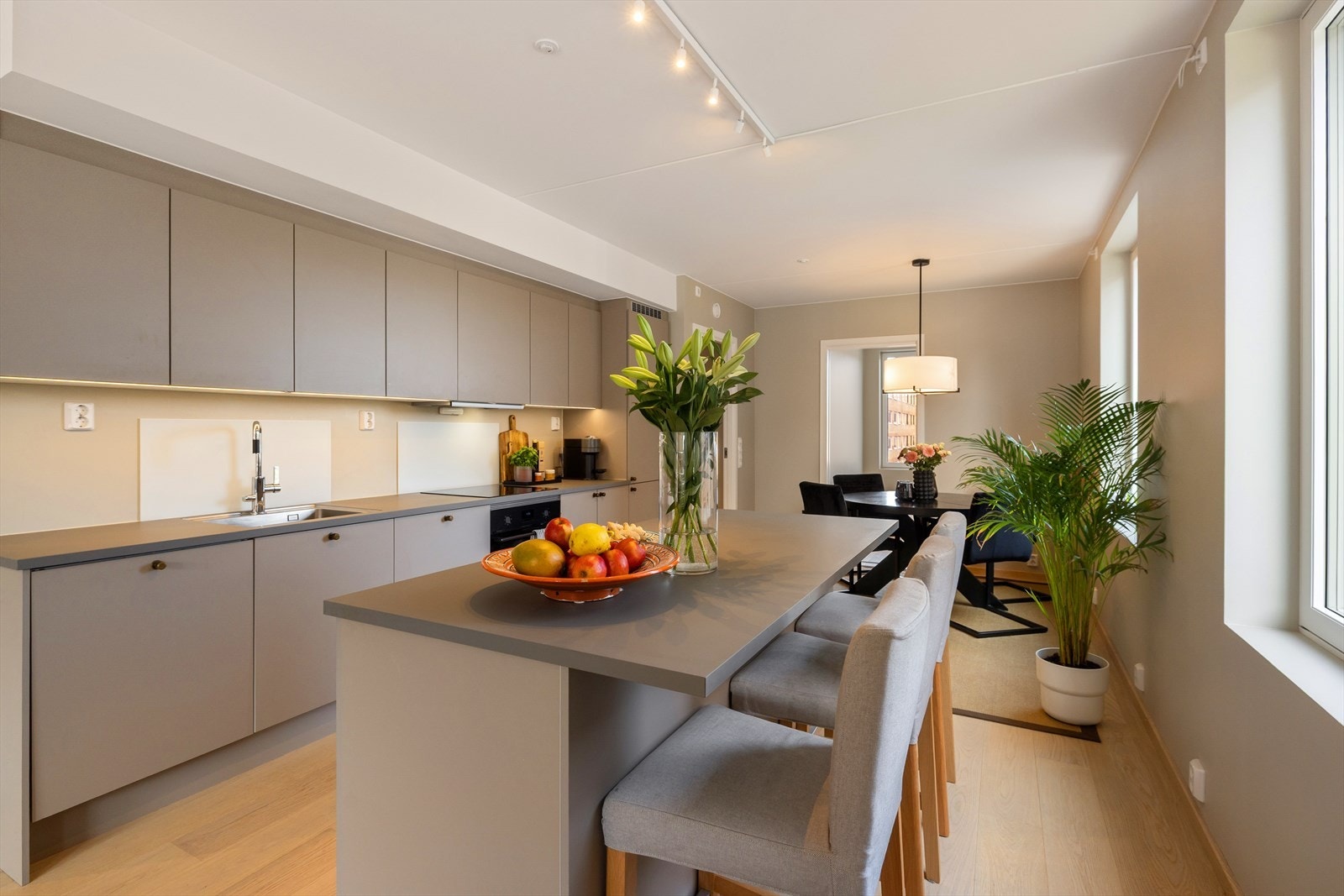 Praktisk kjøkkenøy med plass til barstoler gir en herlig frokostplass. Galleribilde