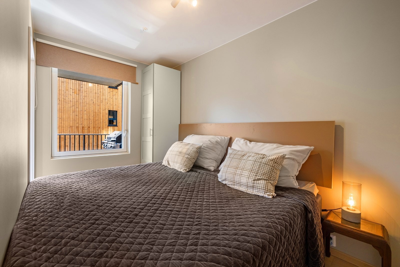 Hovedsoverommet er av god størrelse og byr på god plass til dobbeltseng og nattbord. Galleribilde