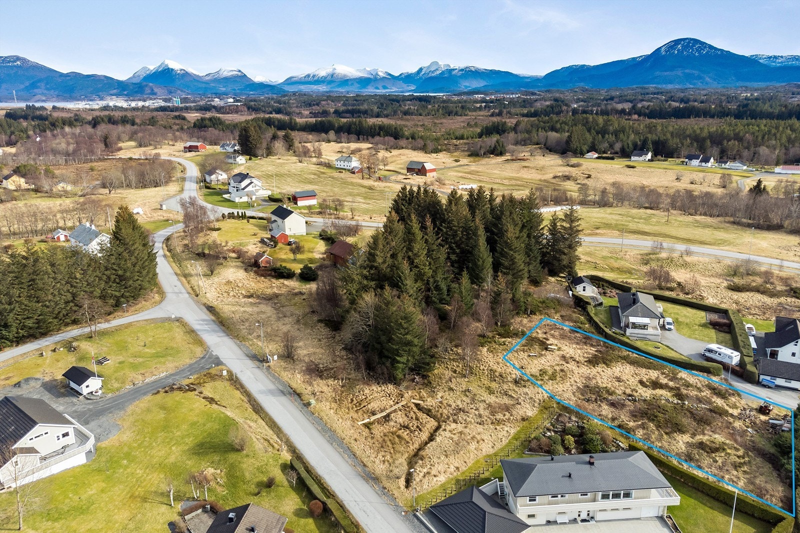 Linjene er svært omtrentlig og kun ment som en indikasjon på hvor tomtegrensen går Galleribilde