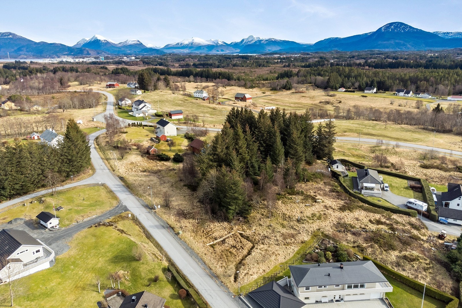 Tomten grenser til friareal mot nordøst og øst, og har tilkomst fra vest Galleribilde