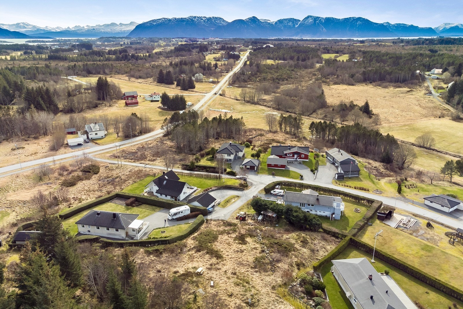 En romslig tomt regulert til bolig med BYA=25% Galleribilde