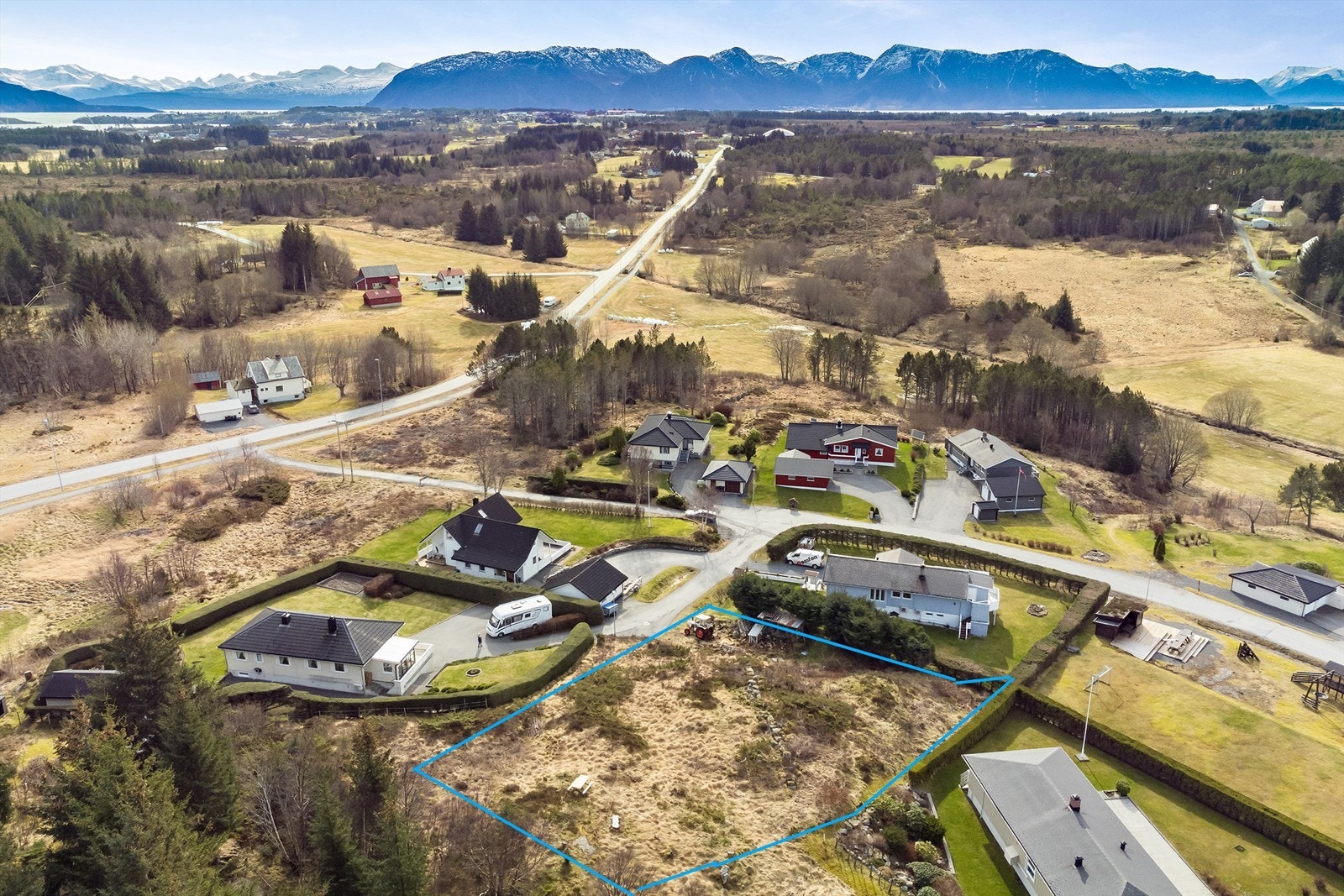 Linjene er svært omtrentlig og kun ment som en indikasjon på hvor tomtegrensen går Galleribilde