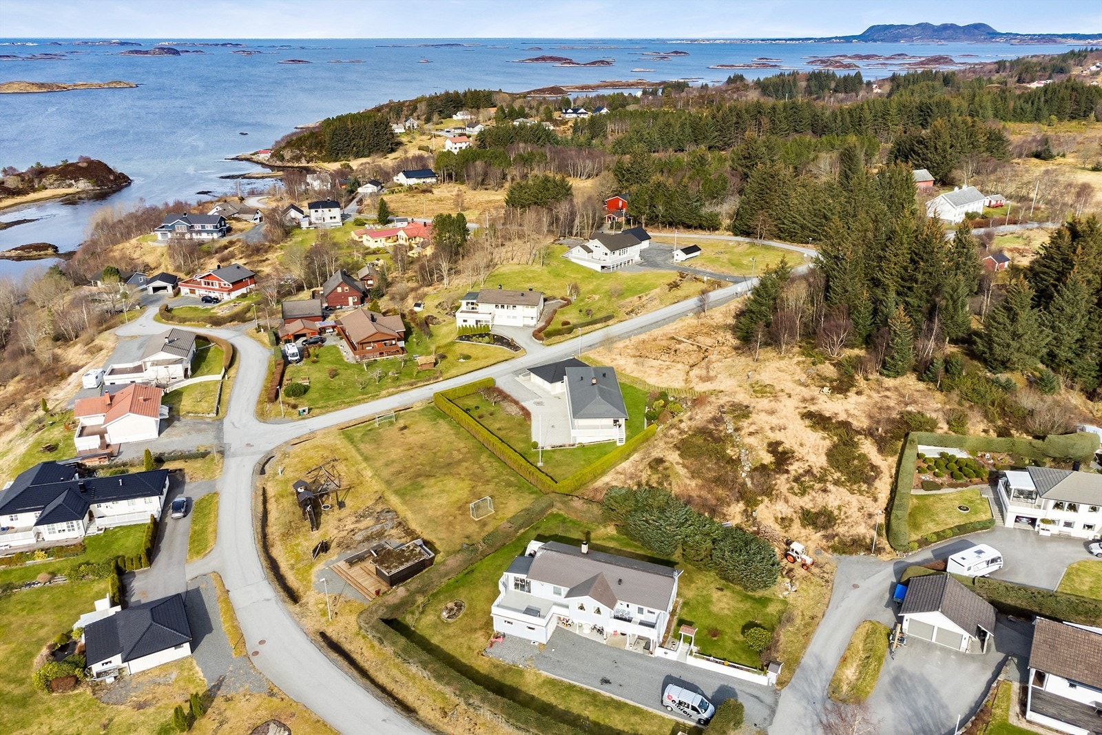 Eiendommen er beliggende i et rolig og barnevennlig boligområde med Falkhytten og alle servicefasiliteter kun 5 minutter unna Galleribilde